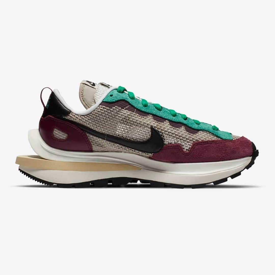 HYPEBEASTさんのインスタグラム写真 - (HYPEBEASTInstagram)「@hypebeastkicks: Here’s an official look at the @sacaiofficial x @nike Vaporwaffle “String/Black Villain-Red.” Rendered in tones burgundy, green and beige with hits of black and white, the take on the Vaporwaffle accents the double-stacked design that combines elements of the Nike Vaporfly with the classic Pegasus from 1983. Head tot he link in our bio for more details and look for it to release on Nike SNKRS and at select retailers on December 17 for $180 USD.⁠⠀ Photo: Nike」12月4日 20時13分 - hypebeast