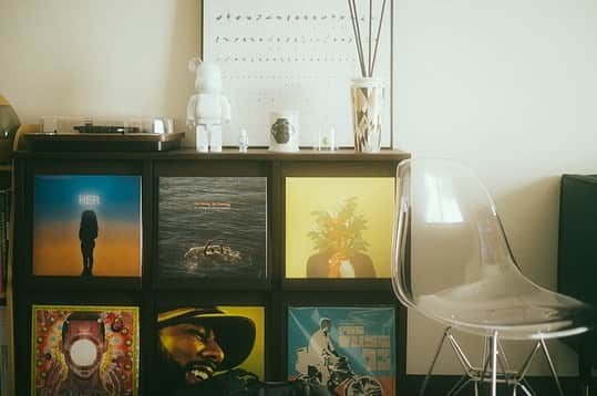 Fashion Headlineのインスタグラム：「週末はおうちでカラオケしない?  Spotify「シンガロング」で楽しむ、おうちカラオケ🎤🎶  おしゃれなあの人のおうち時間。モデル・植村麻由の「シンガロング」で楽しむ、おうちカラオケ check☞ @fashionheadlinejpn website top  #spotify」