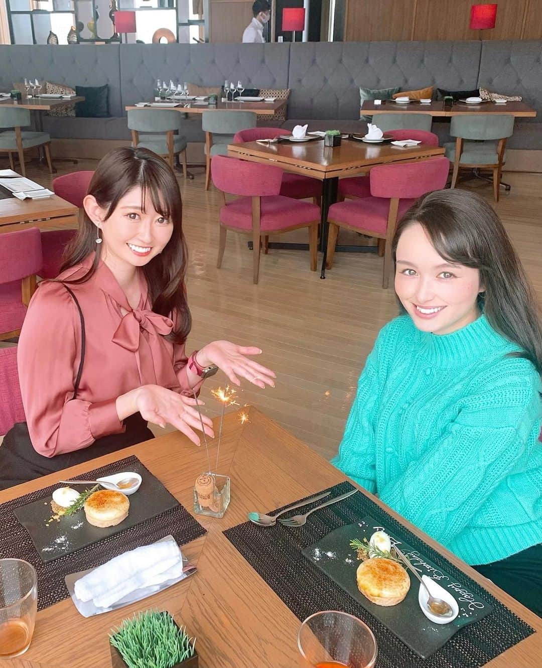 坂口莉果子のインスタグラム：「👩‍❤️‍👩🎉🎂 今度チャイ君に会いに行くね🐈🐱 ・ ・ ランチコース🍴 11月は石川県がテーマだそうで石川県産の食材を使用したお料理が出てきて美味しかった🤤 ・ ・ ・ #tokyo #japan #birthday #surprise #lunch #restaurantcellywithskybar #anniversary #happybirthday #記念日 #プレート #誕生日ディナー #記念日プレート #テーブルアート #女子会 #お祝い #誕生日サプライズ #記念日デート #プレゼント #お祝いディナー #お祝いプレート #サプライズプレート #クリスマスディナー #クリスマス #おすすめ #東京 #東京グルメ #グルメ #映え料理 #レストランチェリーウィズスカイバー #コース料理」