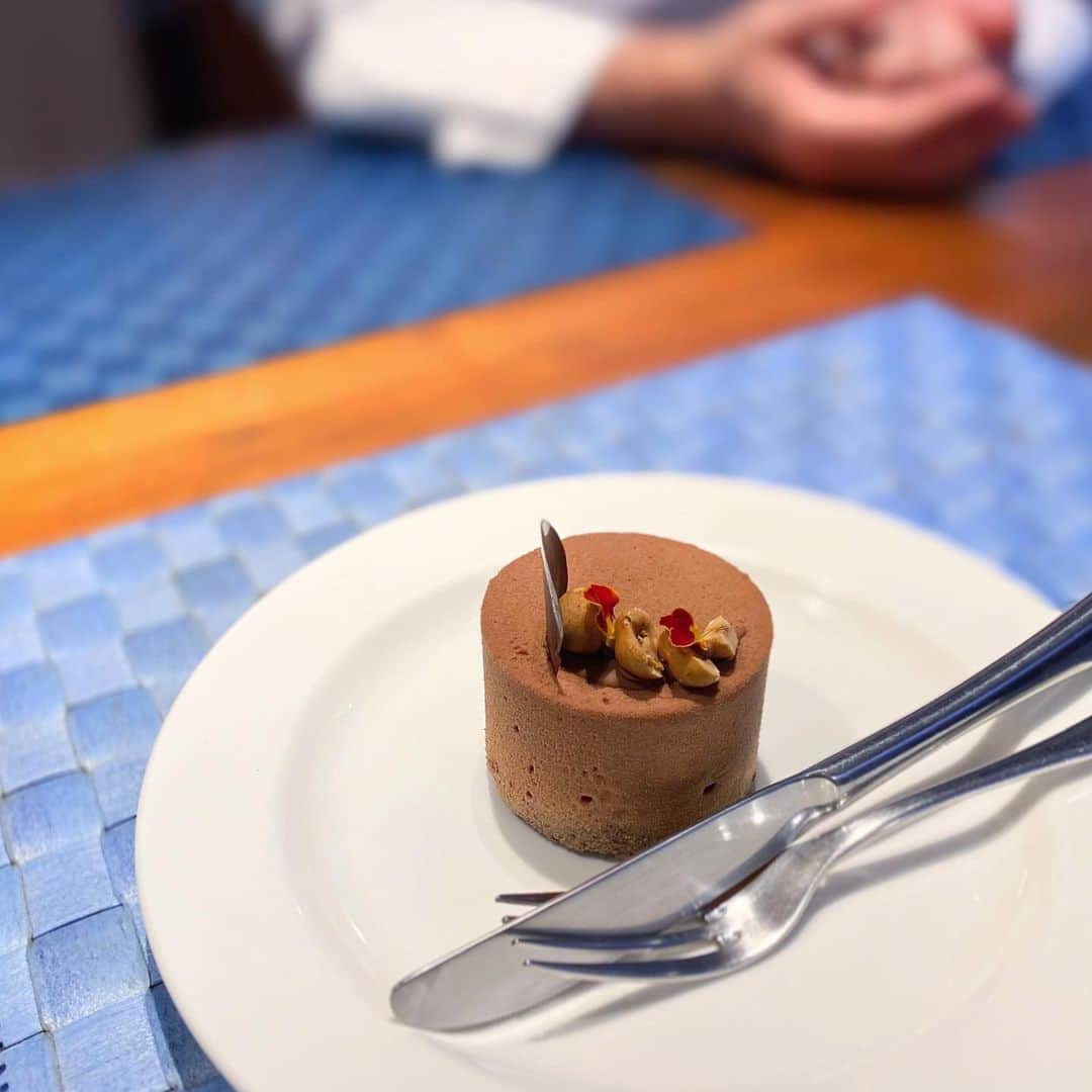 市川歩美のインスタグラム：「W.ボレロのケーキたちは、いつ見ても華やかでとてもおいしいです。  先日いただいたのは「アールグレイ」。おいしかったですよー！！  マリーゴールドのきれいな色の花びらを添えて。  ミルクチョコレートクリームに、アールグレイ風味のクレームブリュレ・・・  大阪と守山の方は、いつも渡邊シェフ（手はシェフ）によるケーキを食べられて幸せですねー🥰🥰  #ilovechocolate  #chocolat #chocolatelovers  #chocolate #チョコレート #チョコレート大好き #チョコレート好き #ショコラ #チョコレート好きと繋がりたい #チョコレートケーキ #カカオ #アールグレイ #ミルクチョコレート #ドゥブルベボレロ #ドゥブルベボレロ大阪本町店 #ヘーゼルナッツ」