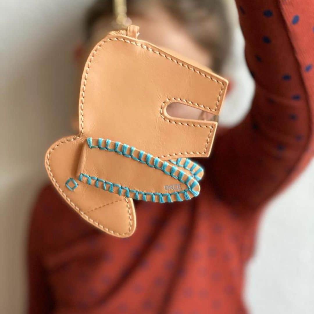 ブリーのインスタグラム：「Our BREEsel is perfect for the little ones as a first wallet - and don't forget: We donate 10% of our turnover from 03.-06.12. to the @kinderhospizsternenbruecke in Hamburg.  . . .  Special thanks to @myellaphant for this picture 😍  #breekids #breesince1970 #madetomakeadifference #autumnwinter2020  #leather #purequality #purefashion #sustainablefashion」
