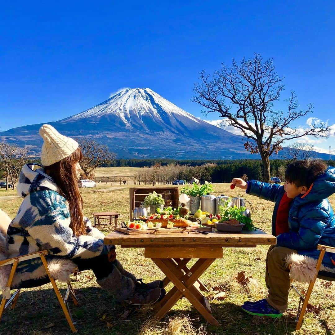 marikoさんのインスタグラム写真 - (marikoInstagram)「#キャンプ#camp#camping #outdoor #アウトドア#キャンプ飯#cafe #カフェ#朝ごはん#富士山#ふもとっぱら#instagood #instafood #外カフェ#女子キャンプ#女子キャン#冬キャンプ #外ごはん#outdoorlife#canon#外ご飯#カフェご飯#ワンプレート#ワンプレート朝ごはん#アンティーク#ビィンテージ#ランタン#特等席#テラス席# * * 2020.12.4 * * 🏕 毎年恒例の最高の場所❤︎ * * 今年は行けない🥺🥺 * * コロナ早く消えて😭 * * また雪が積もっている富士山に 必ず会いにいくよぉ〜❤︎❤︎❤︎」12月4日 20時07分 - marimari8208