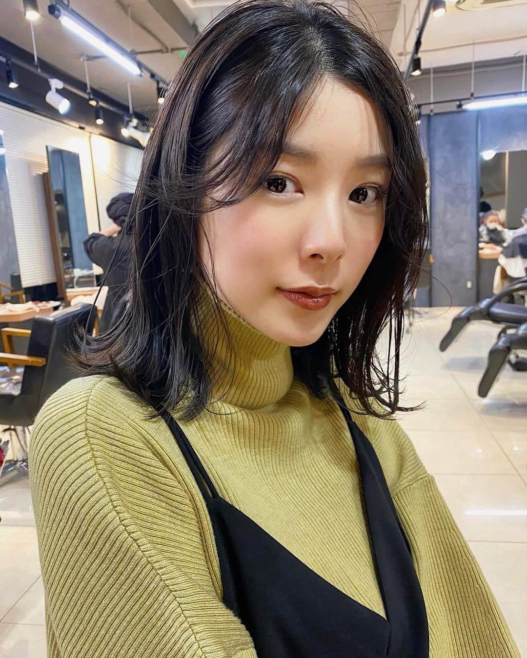 のインスタグラム：「2020年美容室納め あっという間に12月ですね🎄  今回は赤みを消して少し暗めに。 @takuto5ato いつもありがとう🌹  #ヘアカラー #ミディアムボブ」