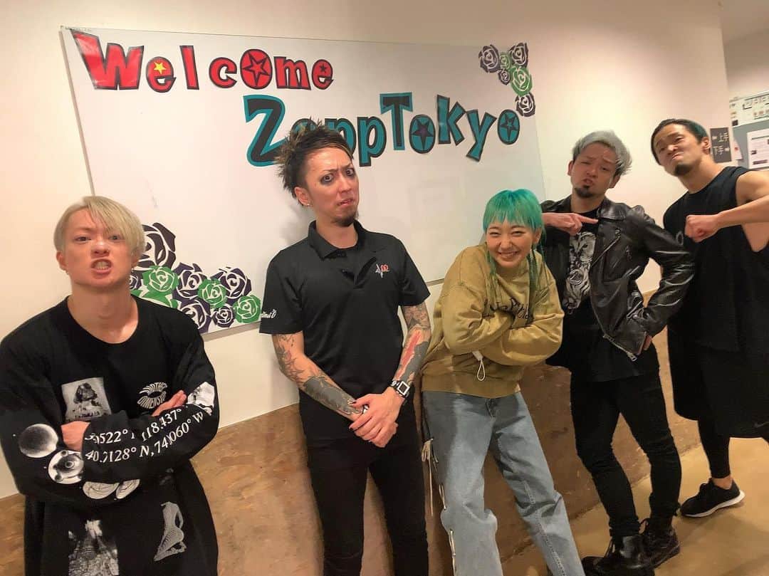 あっこのインスタグラム：「Zepp TokyoでSiMワンマン、神出鬼没ゴリラ参上🦍💘さんどきゃっするヤッたよ🏰🔥🔥🔥バチボコ楽しかったし、SiMは最高」
