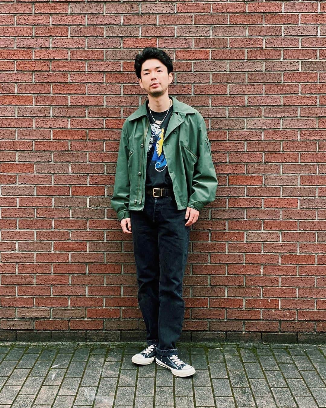 有原遣智のインスタグラム：「Englishman in 表参道的な 80’s洋楽のロックTを使った UKスタイル🇬🇧  イギリスのレジェンドStingのTシャツにイギリス空軍のMK-4を合わせました🎸  3年前の武道館で観たスティングのLiveほんと最高でした🔥  イギリス版MA-1のMK-4はGORE-TEX素材で多少の雨風は防いでくれる感じもイギリスっぽい✈️  jacket: #mk4 #raf denim: #levis t-shirt: #sting sneaker:#coverse #addict necklace: #dairiku  #fashion #outfit #ootd #rocktee #police #thepolice #80smusic #vintage #royalairforce #mk3 #converseaddict #スティング #ロックt #バンドt #ポリス #コンバース #コンバースアディクト#アディクト #古着 #古着コーデ #80s洋楽」