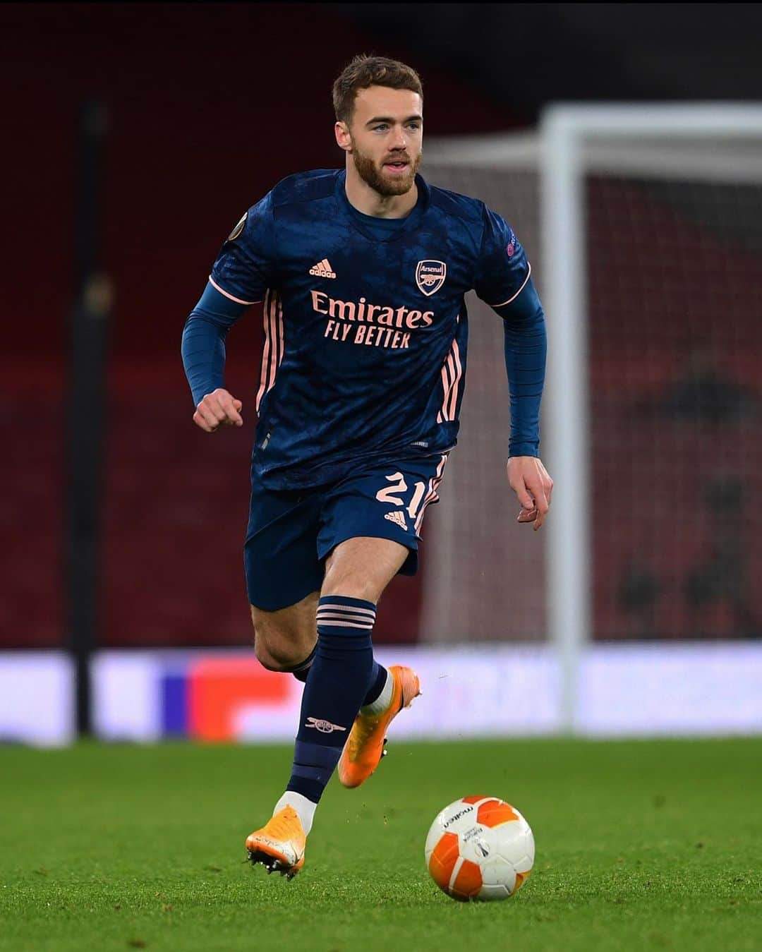カラム・チャンバースのインスタグラム：「Last night was full of emotion...  Firstly, it was amazing to be able to welcome fans back into the Emirates! Secondly, it's been 11 months since my surgery and it was a special moment to be back sharing the pitch with 11 men on it! A great team performance, we keep grinding 💪🏼」