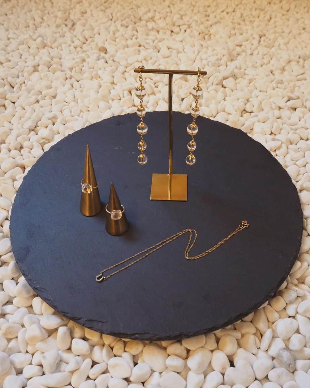 PINKYさんのインスタグラム写真 - (PINKYInstagram)「Holiday gifts for you're special one🎁❄️✨ 　 ✷Rose Quartz / Crystal ring✷ ✷Crystal pierce✷ ✷Horse shoe necklace✷ by @amate_bijou  　 大粒な天然石のピアスや指輪💍✨ 幸運のモチーフである馬蹄のネックレス💫 カジュアルからエレガントなシーンまで幅広くご愛用いただけるAmate bijouのアクセサリーを、 今年のプレゼントに如何でしょうか🎁✨  只今ご注文をいただければ、Christmasに間に合います🎄❤️🎁✨ (職人が一つ一つ手作りで作業を行なっている為、受注から2週間程でのお届けとなります。※1) 　 swipe2枚目の動画では クリスタルピアスとローズクォーツリングをつけています🌹 　 Amate bijouのアクセサリーが皆様のお守りとなり、幸運を引き寄せますように🙏❤️✨ 　 ウェブサイトには、 私のInstagramプロフィール、 @amate_bijou プロフィール、 ストーリーズや私のブログからアクセスすることができます。 .  ※1. アクセサリーにつきましては、職人が一つ一つ手作りで作業を行なっているため、受注から1〜2週間ほどのお届けとなります。 ご了承くださいますようお願いいたします。 . ※2. ご不明な点がございます場合は、ウェブサイト内のCONTACTよりお問い合わせをお願いいたします。  ・・・  #amatebijou #ring #crystal #rosequartz #アマテビジュー」12月4日 20時10分 - shanti_pinky_shanti
