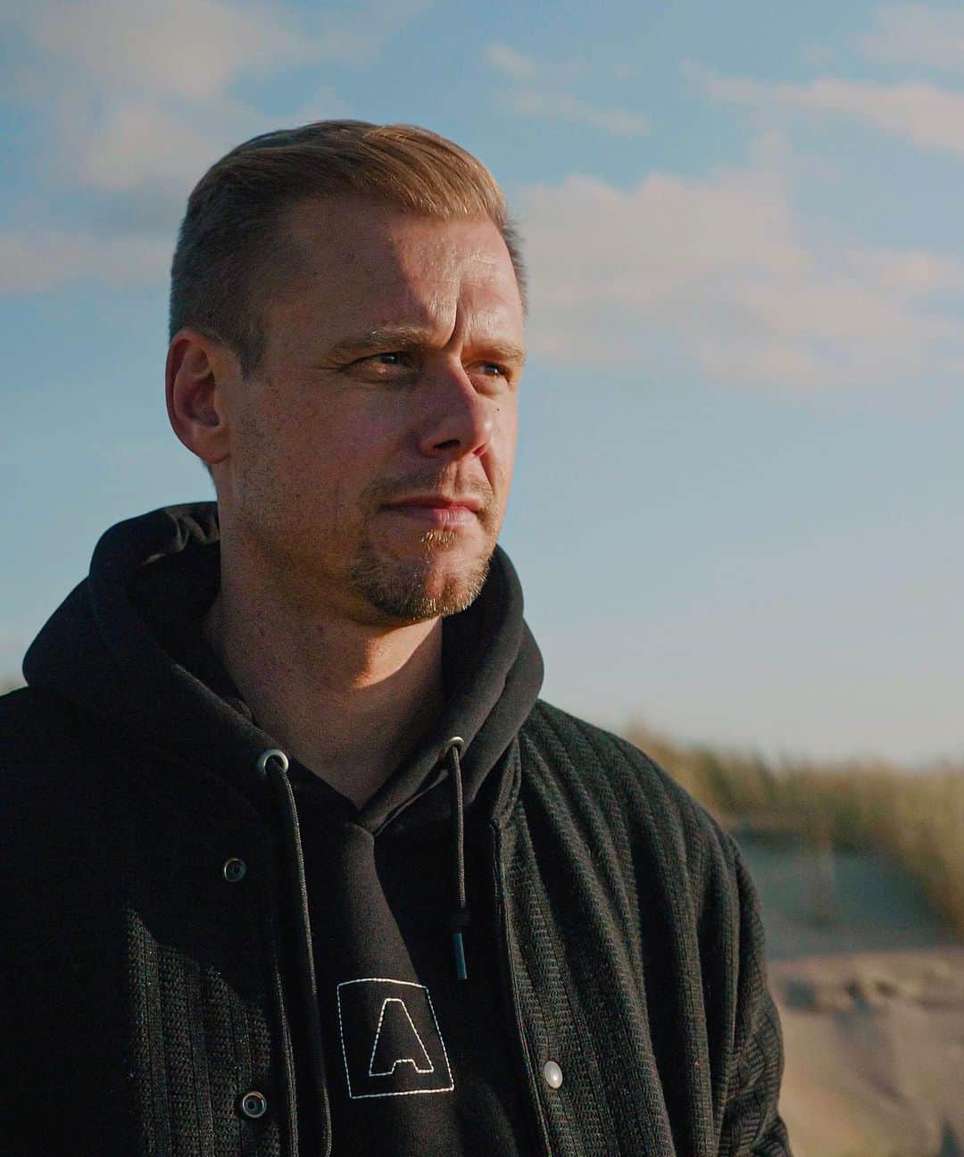 Armin Van Buurenのインスタグラム：「My second collab with @avalanmusic is here! 'Should I Wait' is written during my 'Balance' bus tour in the US in the beginning of 2020, in a time where we were going through a rollercoaster of emotions. Hope you enjoy it as much as we do! 🙏 #linkinbio ⁠⠀」