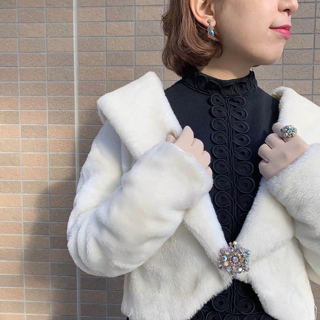NUTTY Vintage&Collectibleさんのインスタグラム写真 - (NUTTY Vintage&CollectibleInstagram)「💎RECOMMEND STYLING💎  ︎︎︎︎︎︎☑︎ 60's white shawl collar boa jacket ︎︎︎︎︎︎☑︎ 70's "breeker street" black design modern knit dress  オールブラックのドレスに雪の中にいる純白のうさぎのようなジャケットを装って。  モノトーンのスタイルにはオーロラの輝きのジュエリー達を。 光の入り方によって色んな色に変化してくれて華やかさをプラスしてくれます。  寒い日をオシャレに過ごすレディーのスタイル。  ＊VINTAGE ONLIN STOREにてお買い求めいただけます＊  ------------------------------------ 🛍NUTTY通販について🛍 ------------------------------------- ＜ONLINE STORE＞ VINTAGE▶︎http://nutty.theshop.jp/ USED SELECT▶︎https://nuttyselect.official.ec/ （プロフィールページURLよりjump🕊） ㅤㅤㅤㅤㅤㅤㅤㅤㅤㅤㅤㅤㅤ ＜VIDEO CHAT SHOPPING＞ テレビ電話をお繋ぎして、リアルタイムでご案内いたします。詳細は過去の投稿をご覧ください。」12月4日 20時12分 - nutty_vintage