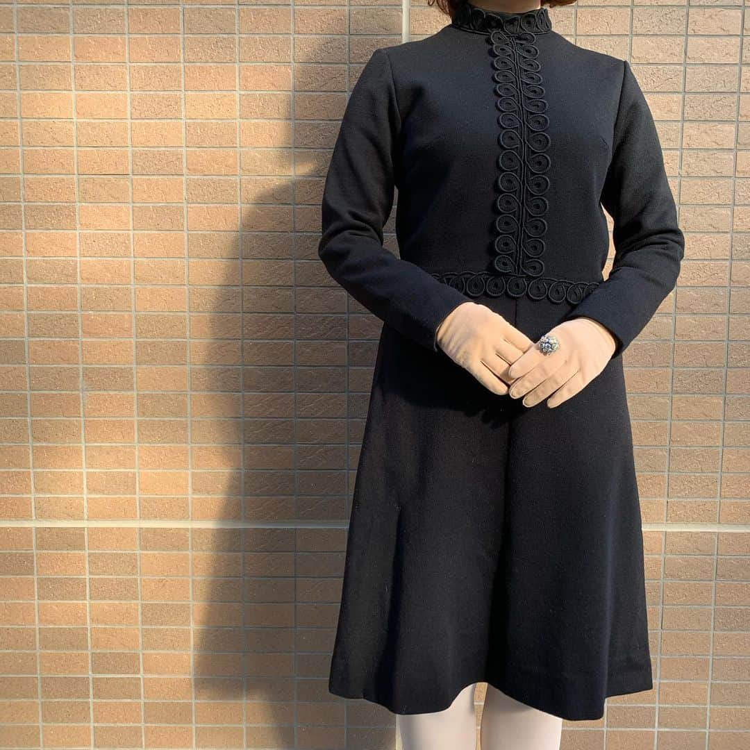 NUTTY Vintage&Collectibleのインスタグラム：「🌹WEEKEND NEW ARRIVAL🌹  ☑︎70's "breeker street" black design modern knit dress   シルエットや個性的なコードレースのデザインが レトロな雰囲気。 ︎︎︎︎︎︎70'sらしいAラインのシルエットと ブラックのコラボレーションはなんとも上品です。  どんなシチュエーションにもはまってくれる 優秀なブラックドレス。 お探しの方はお早めにどうぞ＊  12月初めの週末はフレッシュな店内で 皆様のお越しをお待ちしております❤️  🛒VINTAGE ONLINE STOREにてお買い求めいただけます🛒  ------------------------------------ 🛍NUTTY通販について🛍 ------------------------------------- ＜ONLINE STORE＞ VINTAGE▶︎http://nutty.theshop.jp/ USED SELECT▶︎https://nuttyselect.official.ec/ （プロフィールページURLよりjump🕊） ㅤㅤㅤㅤㅤㅤㅤㅤㅤㅤㅤㅤㅤ ＜VIDEO CHAT SHOPPING＞ テレビ電話をお繋ぎして、リアルタイムでご案内いたします。詳細は過去の投稿をご覧ください。」