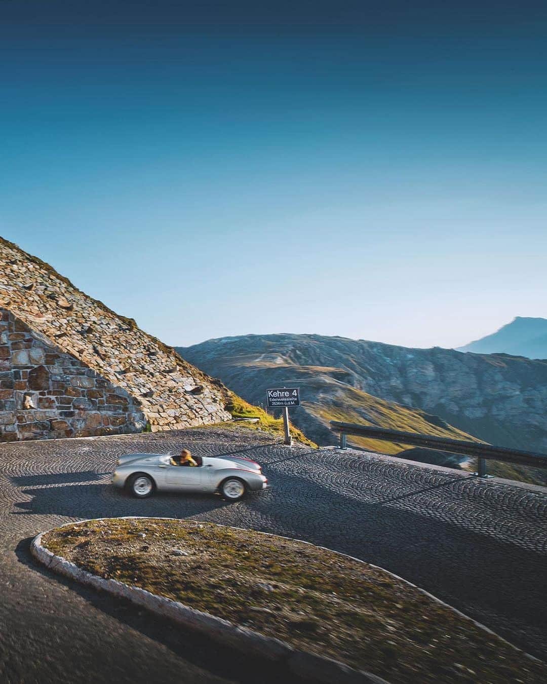 Porscheさんのインスタグラム写真 - (PorscheInstagram)「At an altitude of two thousand metres on the Großglockner - Austria's highest peak - a Porsche father and son took their first joint excursion in two historical 550 Spyders. Hit the link in our bio for more of those views in the latest Christophorus Magazine. (🚙: @ferdipor)」12月4日 20時22分 - porsche