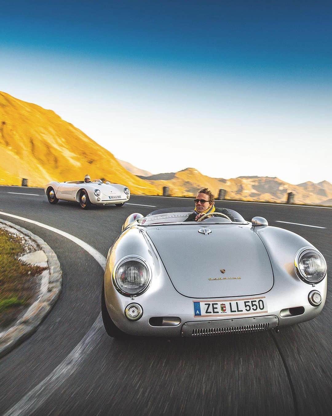 Porscheさんのインスタグラム写真 - (PorscheInstagram)「At an altitude of two thousand metres on the Großglockner - Austria's highest peak - a Porsche father and son took their first joint excursion in two historical 550 Spyders. Hit the link in our bio for more of those views in the latest Christophorus Magazine. (🚙: @ferdipor)」12月4日 20時22分 - porsche