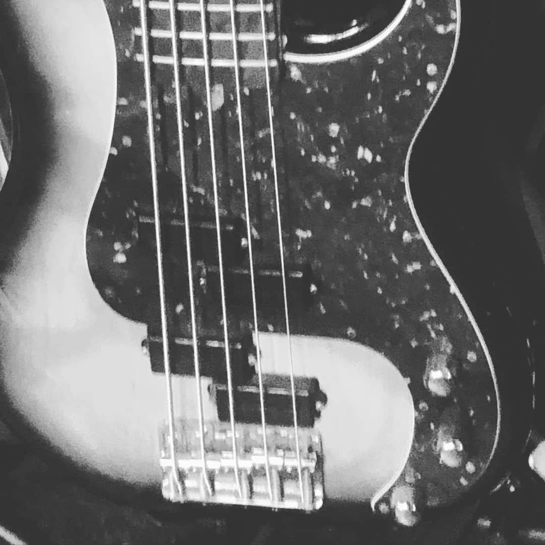 人時のインスタグラム：「ソルフェジオ、1番最初に作った曲をアップ致しました。僕にとっての始まりの曲でございます。  https://youtu.be/cGkXh53LFi4」