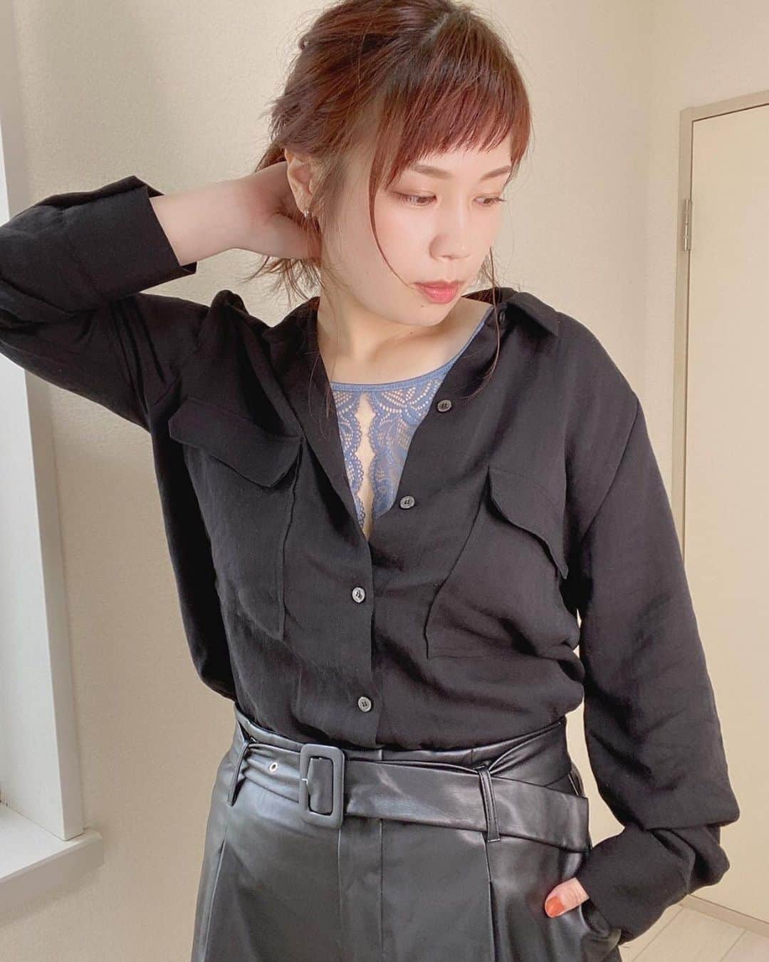 小川みこさんのインスタグラム写真 - (小川みこInstagram)「. . この前 @glamour_princess_official さんのインスタライブでも紹介させてもらった 『美胸キーパー3/4カップブラ(ハイカバレッジタイプ）』 今回の新作の中で 私的大ヒットのアイテム♡ . . 深めのVネックニットとか シャツコーデから 見せてもかっこいいし . スタイルアップして見えるの！  . コーデもカジュアルから 綺麗目まで振り幅広いのが ありがたい‼︎ . 特にデコルテを綺麗に見せてくれるから綺麗目コーデが多い人や 挑戦してみたいなって人には 本当おススメする‼︎ . 色はグレー(私が着てるの)とブラックがあるけど 私はグレー推しです😍❤️ . 人気アイテムはすぐsold outとかに なっちゃうかもだから 是非是非早めにサイトチェックしてみてね‼︎ . . あと、機能andデザインに関して こんな下着あったらなーって のがあったら コメントとかDMとかでも教えてくれると嬉しいです😃  . . またね♡ .  #pr #グラマープリンセス #glamour_princess #izumibodylabo #大きいサイズ #お悩み解決#プラスサイズ #ランジェリー #下着通販 #プチプラ#プチプラコーデ #大人かわいい #おしゃれ女子 #lafarfa#ラファモ #instagood #plussizefashion  #綿花糖女孩」12月4日 20時16分 - miiiiiiiico25