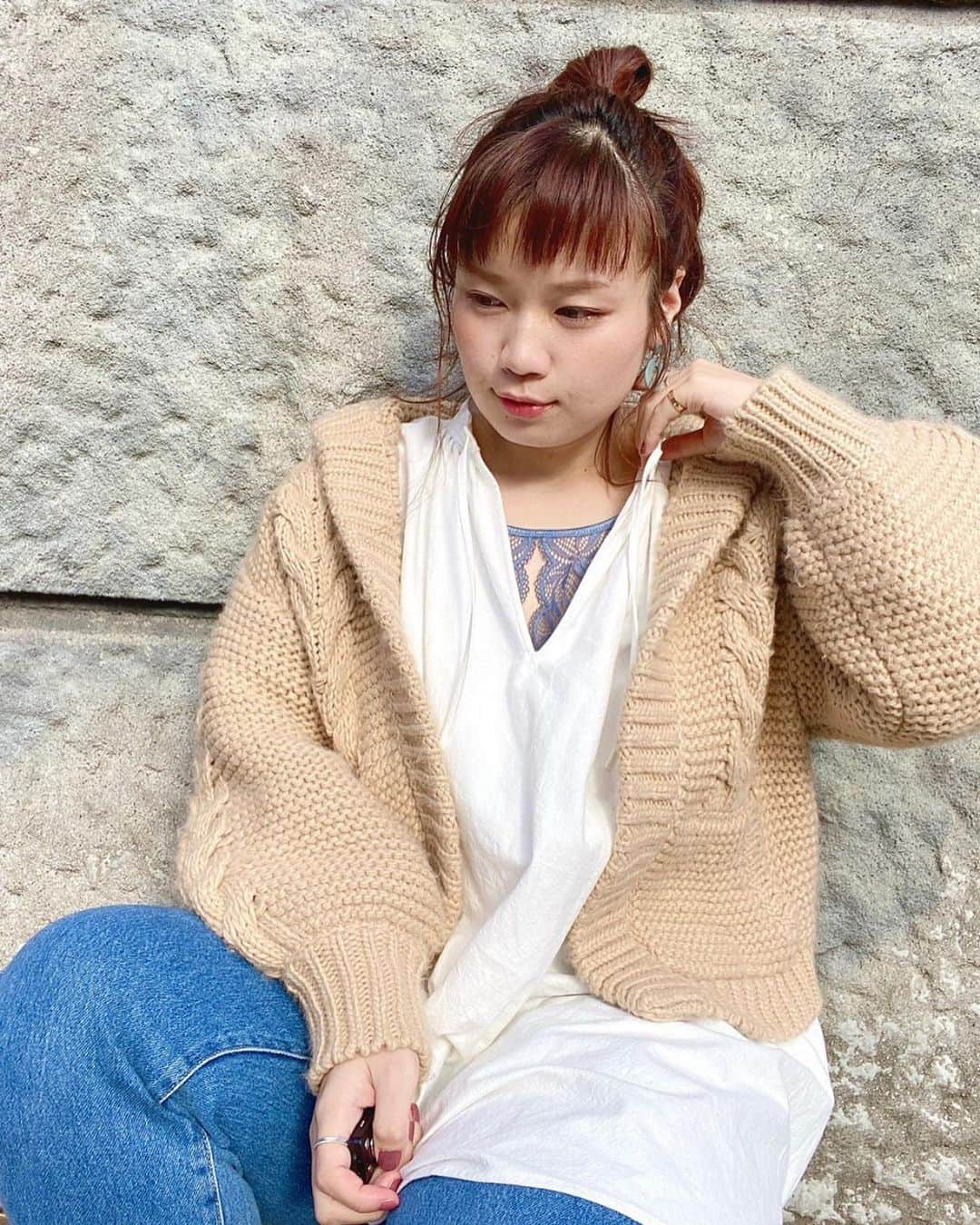 小川みこさんのインスタグラム写真 - (小川みこInstagram)「. . この前 @glamour_princess_official さんのインスタライブでも紹介させてもらった 『美胸キーパー3/4カップブラ(ハイカバレッジタイプ）』 今回の新作の中で 私的大ヒットのアイテム♡ . . 深めのVネックニットとか シャツコーデから 見せてもかっこいいし . スタイルアップして見えるの！  . コーデもカジュアルから 綺麗目まで振り幅広いのが ありがたい‼︎ . 特にデコルテを綺麗に見せてくれるから綺麗目コーデが多い人や 挑戦してみたいなって人には 本当おススメする‼︎ . 色はグレー(私が着てるの)とブラックがあるけど 私はグレー推しです😍❤️ . 人気アイテムはすぐsold outとかに なっちゃうかもだから 是非是非早めにサイトチェックしてみてね‼︎ . . あと、機能andデザインに関して こんな下着あったらなーって のがあったら コメントとかDMとかでも教えてくれると嬉しいです😃  . . またね♡ .  #pr #グラマープリンセス #glamour_princess #izumibodylabo #大きいサイズ #お悩み解決#プラスサイズ #ランジェリー #下着通販 #プチプラ#プチプラコーデ #大人かわいい #おしゃれ女子 #lafarfa#ラファモ #instagood #plussizefashion  #綿花糖女孩」12月4日 20時16分 - miiiiiiiico25