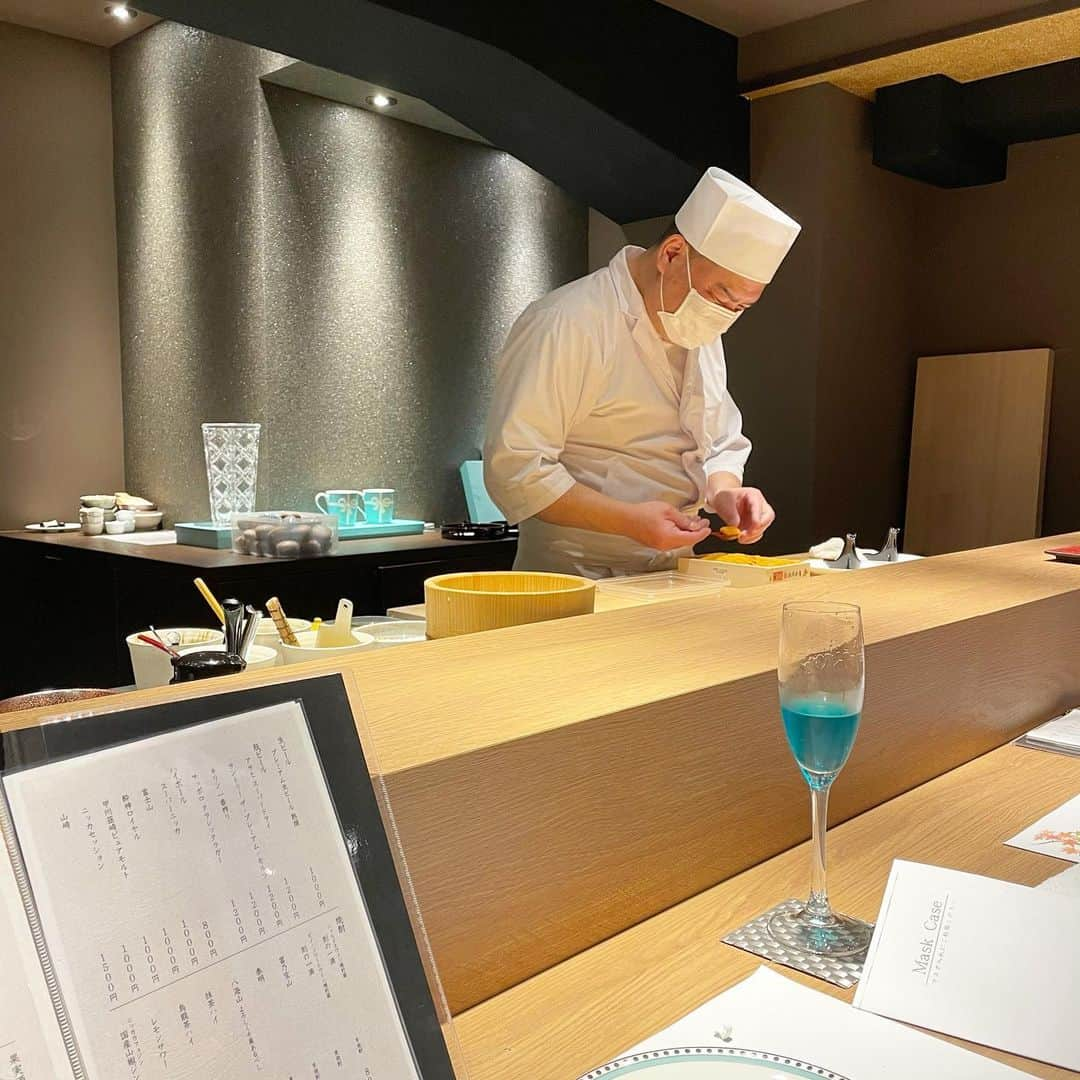 ききまるさんのインスタグラム写真 - (ききまるInstagram)「💠Tiffany💍　×  お寿司🍣 . 池袋に最近オープンした　@ikebukuro_sushi_sora にTiffanyのコースがあると聞いて、バッチリTiffanyのアクセサリーを身につけて行ってきました〜🤤💍✨✨ . @tiffanyandco  の豪華な食器で美味しいお寿司をいただくというなんとも贅沢な時間。。🍣🍣🍣❤️ .  ミシュラン掲載店出身の大将が握る本格江戸前寿司と有名店出身のシェフのフランス料理！！！！美味しくないわけない。。。とてもおいしかったです😋 . 乾杯スパークリングもティファニーブルー💠 和食もフレンチも楽しめるから クリスマスディナーにぴったりすぎる🥰🎄しかも今だけ、オープン価格で少しお得！！ 女子会やデートで是非行って見てください🥳🥳 ((((喜ばれること間違いなし✨)))) . 【寿司　空】 📍	東京都豊島区南池袋1-23-1 フジビル 7F-B 📞　05054570936  . . #ティファニー #ティファニーコラボ #tiffany #tiffanyandco #sushi #sushistagram #sushilovers #sushitime🍣 #sushitime #sushiforever #tokyo #池袋グルメ #池袋ディナー #池袋寿司 #池袋寿司空 #美食 #ききグルメ　#クリスマスディナー #クリスマスメニュー #クリスマスデート #おすすめ #女子会　#女子会ディナー　#pr」12月4日 20時16分 - kikigram_97