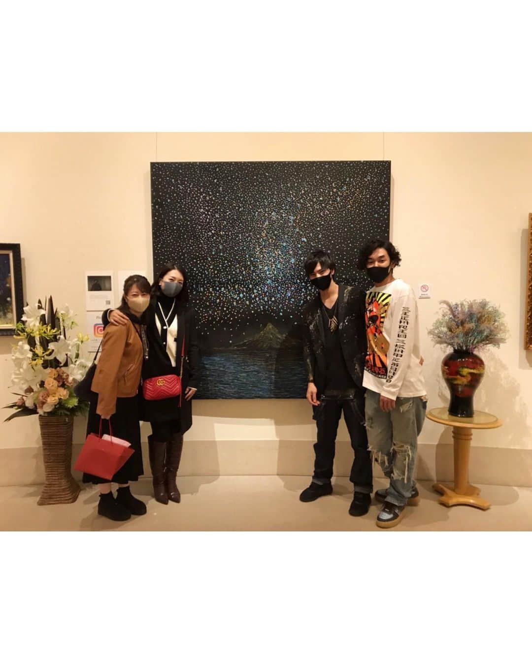祥子さんのインスタグラム写真 - (祥子Instagram)「「いいものはいい」 その言葉がずっと頭の中を巡っていた。  今回も大好きねーたんと芸術に触れてきたよ🖼💐  全く絵のことは分からないけれど、 分からないからこそ新鮮な気持ちと感覚で向き合える気がした✨  この個展の画家である現代印象派画家のKOHさんの描く絵には、 温もりと優しさがあって、 光が射す方には希望や明るい未来があるような気がして✨ いつまでも見ていられる☺️  そして今回は、 華道家のSEI!さんとのコラボでとてつもなく素晴らしい作品をお二人で生み出していた✨ 画家(KOHさん)×華道家(SEI!さん)＝無限大  芸術は爆発だ！by岡本太郎 とはうまく言ったものだ。と思った😊  ねーたん、今回もありがとう😘💕 #芸術 #芸術鑑賞 #絵画 #個展 #華 #出会い #感動 #癒し #koh #sei #daydream #happy #感謝 #thankyou」12月4日 20時16分 - sho_ko.0413