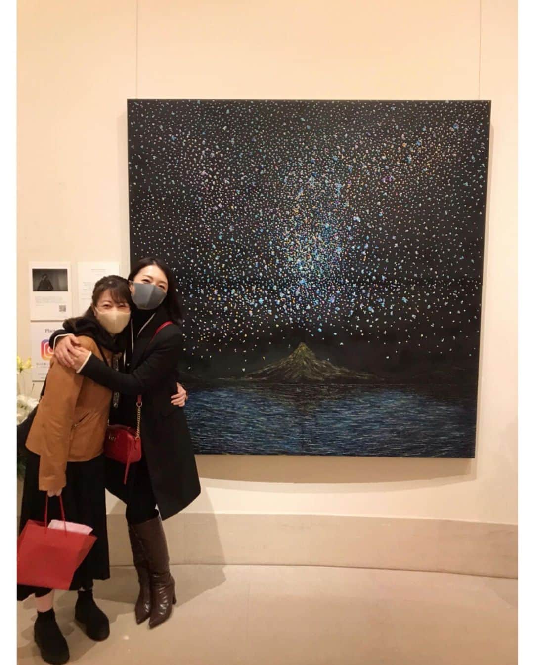 祥子さんのインスタグラム写真 - (祥子Instagram)「「いいものはいい」 その言葉がずっと頭の中を巡っていた。  今回も大好きねーたんと芸術に触れてきたよ🖼💐  全く絵のことは分からないけれど、 分からないからこそ新鮮な気持ちと感覚で向き合える気がした✨  この個展の画家である現代印象派画家のKOHさんの描く絵には、 温もりと優しさがあって、 光が射す方には希望や明るい未来があるような気がして✨ いつまでも見ていられる☺️  そして今回は、 華道家のSEI!さんとのコラボでとてつもなく素晴らしい作品をお二人で生み出していた✨ 画家(KOHさん)×華道家(SEI!さん)＝無限大  芸術は爆発だ！by岡本太郎 とはうまく言ったものだ。と思った😊  ねーたん、今回もありがとう😘💕 #芸術 #芸術鑑賞 #絵画 #個展 #華 #出会い #感動 #癒し #koh #sei #daydream #happy #感謝 #thankyou」12月4日 20時16分 - sho_ko.0413