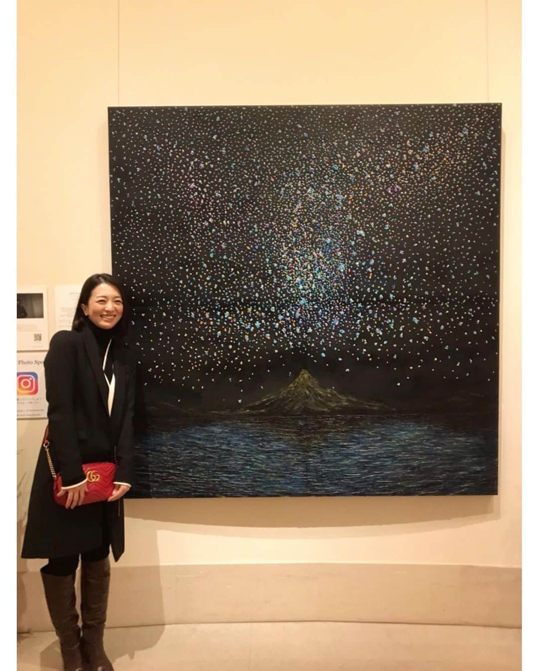 祥子さんのインスタグラム写真 - (祥子Instagram)「「いいものはいい」 その言葉がずっと頭の中を巡っていた。  今回も大好きねーたんと芸術に触れてきたよ🖼💐  全く絵のことは分からないけれど、 分からないからこそ新鮮な気持ちと感覚で向き合える気がした✨  この個展の画家である現代印象派画家のKOHさんの描く絵には、 温もりと優しさがあって、 光が射す方には希望や明るい未来があるような気がして✨ いつまでも見ていられる☺️  そして今回は、 華道家のSEI!さんとのコラボでとてつもなく素晴らしい作品をお二人で生み出していた✨ 画家(KOHさん)×華道家(SEI!さん)＝無限大  芸術は爆発だ！by岡本太郎 とはうまく言ったものだ。と思った😊  ねーたん、今回もありがとう😘💕 #芸術 #芸術鑑賞 #絵画 #個展 #華 #出会い #感動 #癒し #koh #sei #daydream #happy #感謝 #thankyou」12月4日 20時16分 - sho_ko.0413