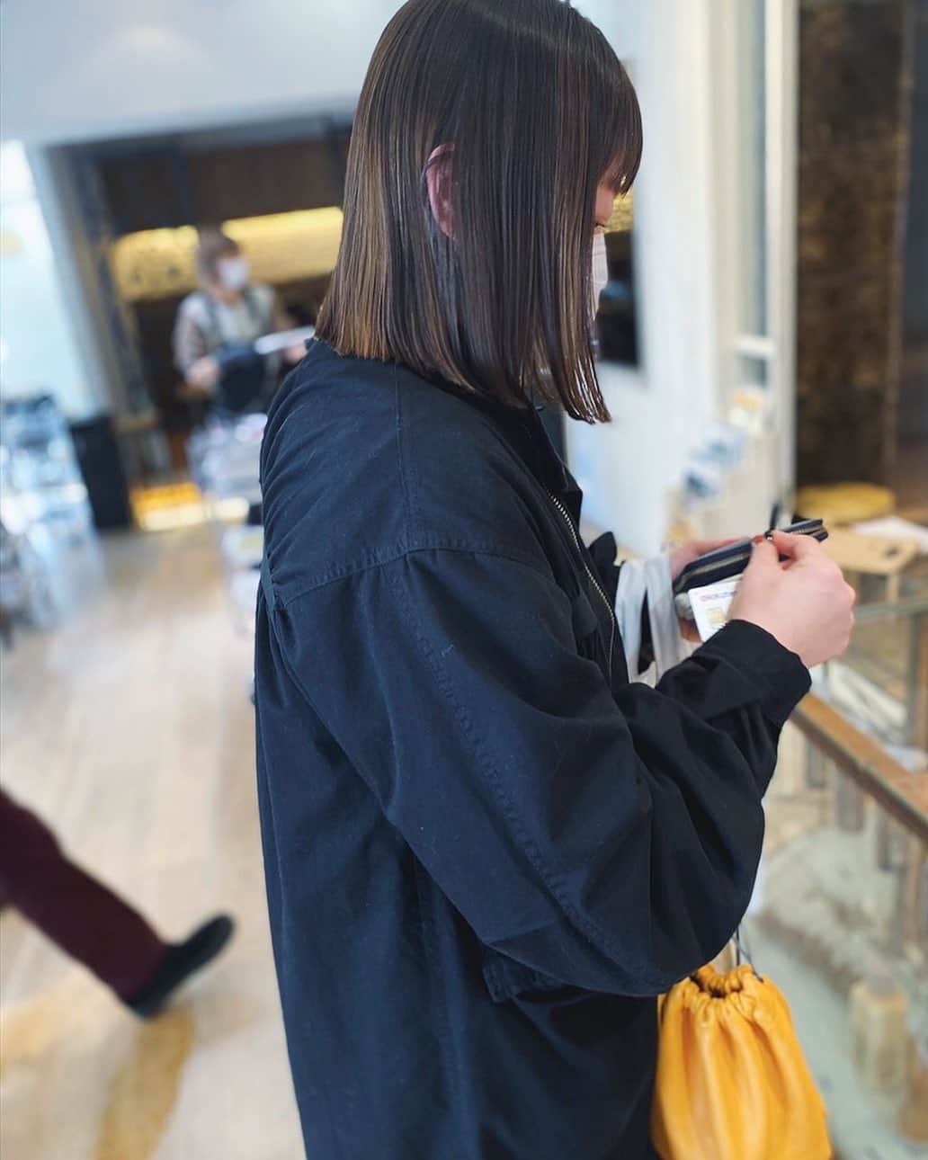のインスタグラム：「最近は太めのハイライトも人気です。 全部ブリーチはちょっとな。。。ってかたにもおすすめですし、何よりとっても可愛い。 そんな時はラインで魅せるカットがお似合いです」