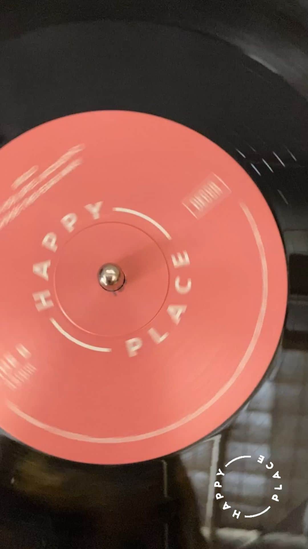 ファーン・コットンのインスタグラム：「The Happy Place album is now available on vinyl. I have collected vinyl for many years so this feels like a special moment. Thank you @deccarecords and all of the artists involved in making this record 🎶🎶♥️」