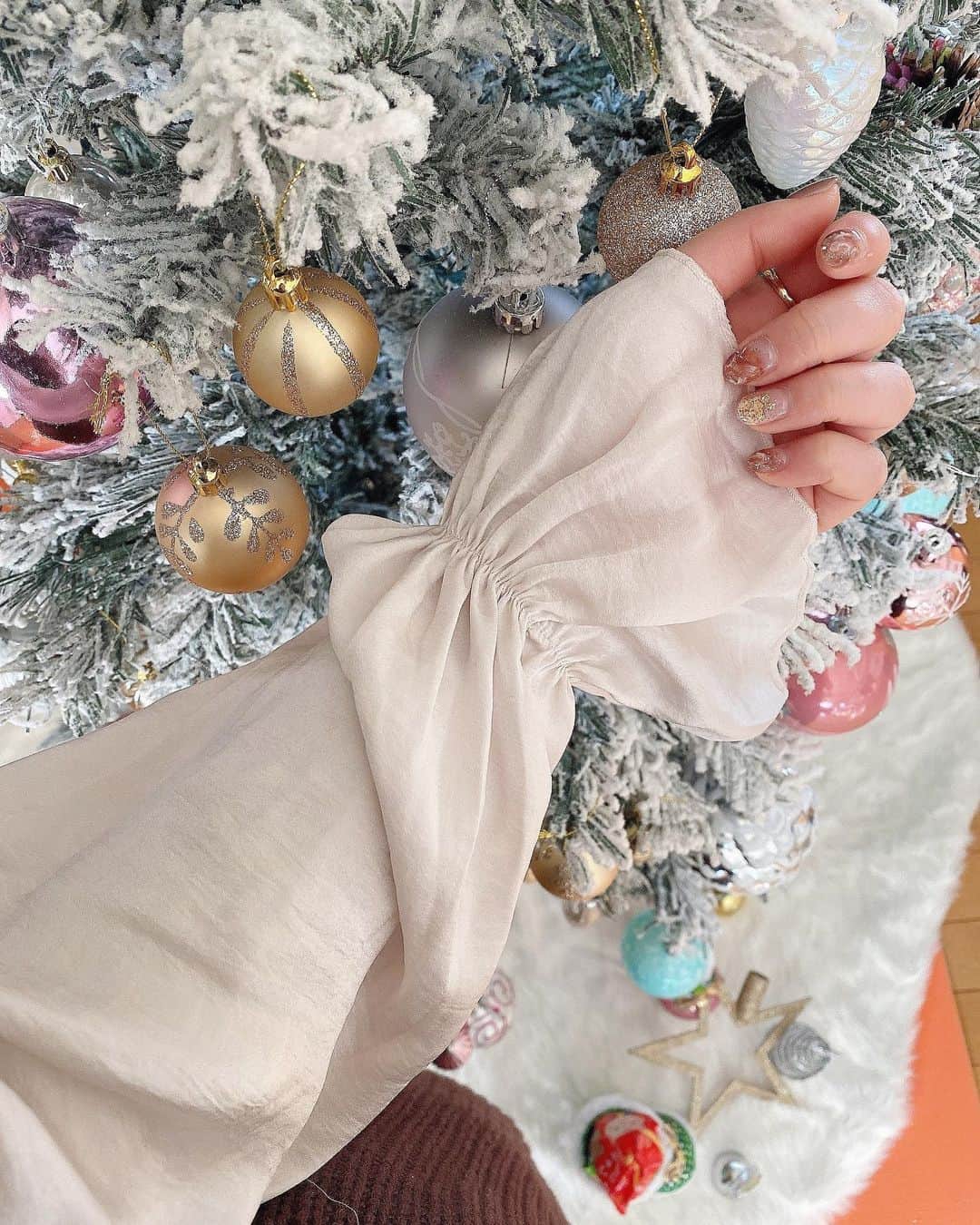 ゆいこ ◡̈♥︎さんのインスタグラム写真 - (ゆいこ ◡̈♥︎Instagram)「⋄﻿ ﻿ クリスマスツリーの 飾りつけ🎄﻿ ホワイト × ピンク × ゴールド が 可愛いの♥﻿ ﻿ ﻿ おうちの中が 一気にクリスマスモード🎅🏻🪅﻿ ﻿ ﻿ 楽ちんやのに 綺麗見えする ワンピースは﻿ これまた プチプラ様 ✔︎﻿ ﻿ @grl_official ﻿ ﻿ てろんとした光沢感のブラウスと 重ね着してるみたいで かわい ❀ ﻿ ﻿ ﻿ ﻿ ﻿ ﻿ #ワンピース﻿#grl#グレイル#fendi  ﻿ ﻿ ﻿ ﻿」12月4日 20時24分 - yuiko__h