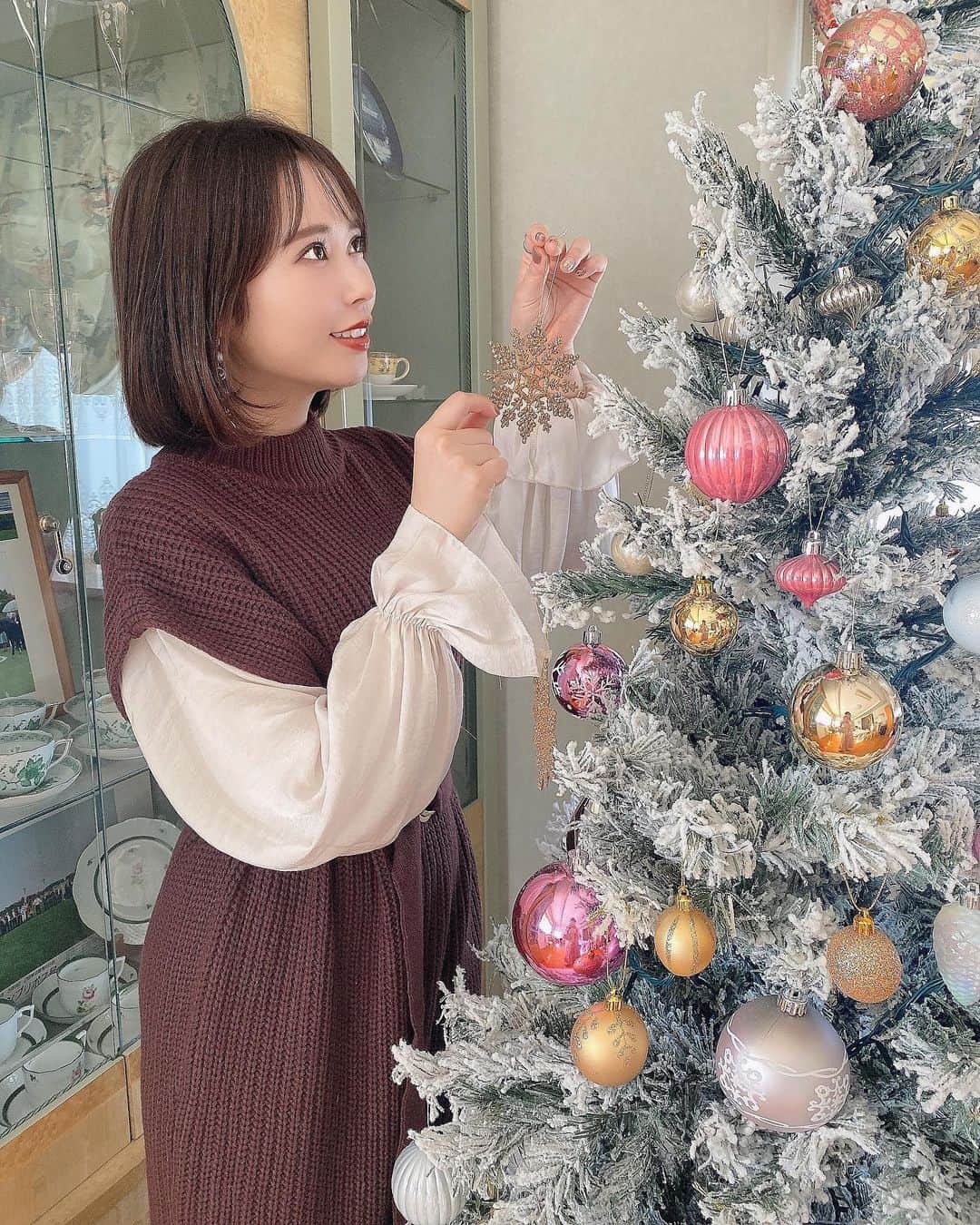 ゆいこ ◡̈♥︎さんのインスタグラム写真 - (ゆいこ ◡̈♥︎Instagram)「⋄﻿ ﻿ クリスマスツリーの 飾りつけ🎄﻿ ホワイト × ピンク × ゴールド が 可愛いの♥﻿ ﻿ ﻿ おうちの中が 一気にクリスマスモード🎅🏻🪅﻿ ﻿ ﻿ 楽ちんやのに 綺麗見えする ワンピースは﻿ これまた プチプラ様 ✔︎﻿ ﻿ @grl_official ﻿ ﻿ てろんとした光沢感のブラウスと 重ね着してるみたいで かわい ❀ ﻿ ﻿ ﻿ ﻿ ﻿ ﻿ #ワンピース﻿#grl#グレイル#fendi  ﻿ ﻿ ﻿ ﻿」12月4日 20時24分 - yuiko__h