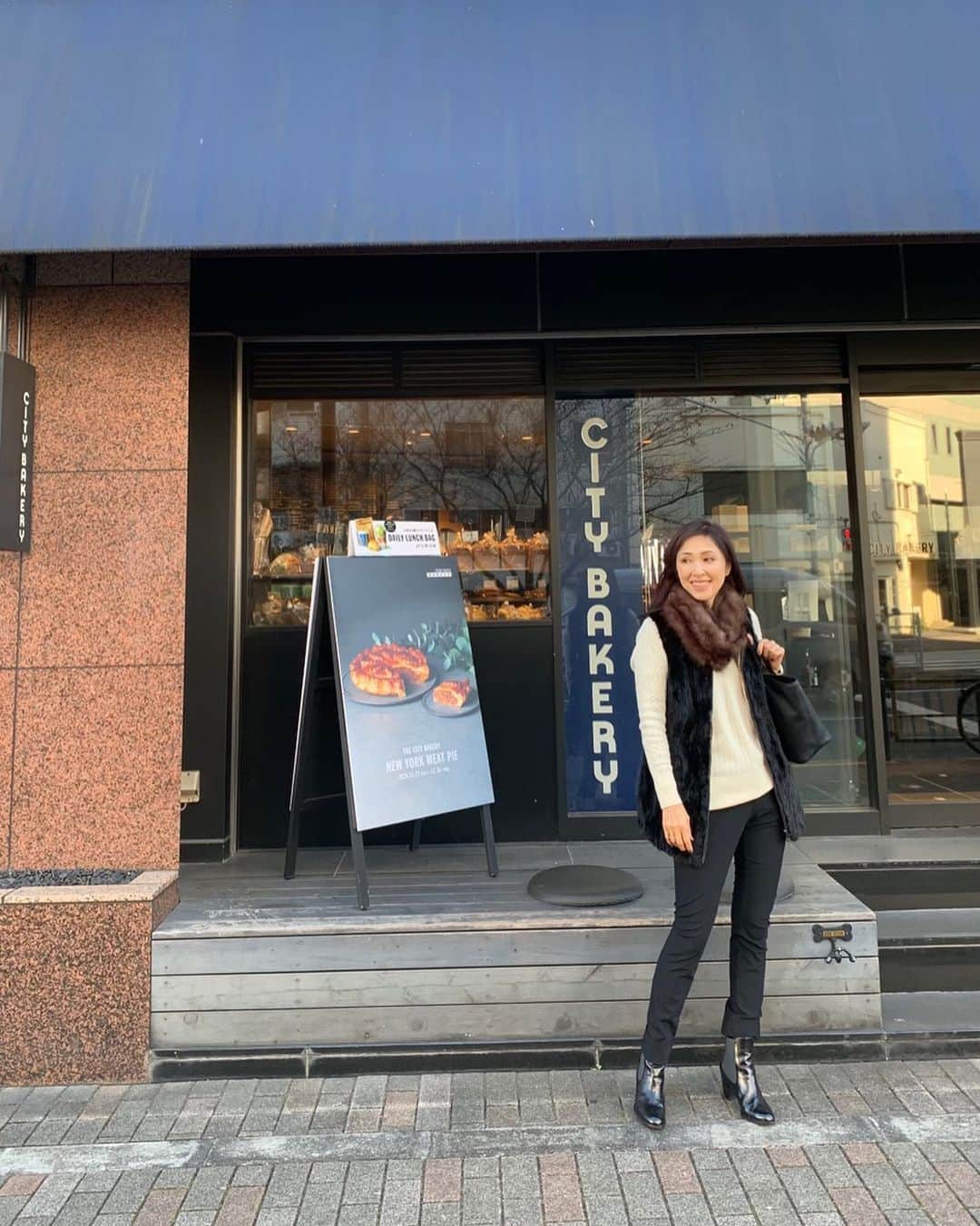 のインスタグラム：「前から行ってみたかったCity Bakery.  明日の朝食べてくださいと、お仕事仲間が美味しそうなパンをプレゼントしてくださったの。 朝が来るのが、今から楽しみ♪  My business colleague gave me a tasty breakfast breads. Can’t wait tomorrow morning.  @definebeautyjapan  @definebeauty @ディファインビューティ  #パン好きな人と繋がりたい  #ファッション好き #コスメ好き  #ありがとう #楽しみ #アラフィフコーデ #アラフィフ女子 #ファー #今日のコーデ #大人スタイル #インスタファッション #上品コーデ #キレイめコーデ #fashionstyle  #instapicture  #beauty  #beautiful  #fashionblog #fashionblogger #dailylook #tokyolife」