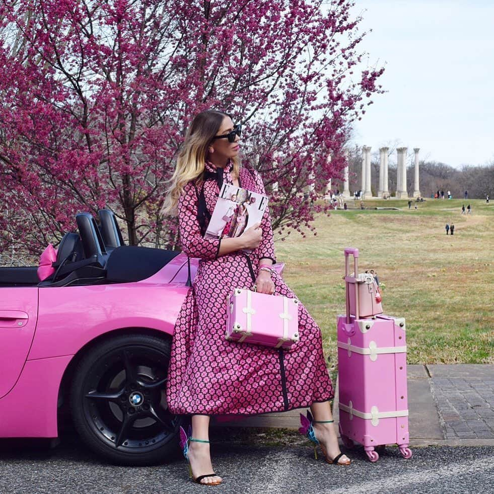 SOPHIA WEBSTERさんのインスタグラム写真 - (SOPHIA WEBSTERInstagram)「When we say "Think pink", this is what we envision... 💖🌸👛🎀⁣ ⁣ @madame.kersey is weekend ready in our iconic 'Chiara' sandal. 🦋⁣ ⁣  #SophiaWebster #SophiaWebsterWings⁣」12月4日 20時26分 - sophiawebster