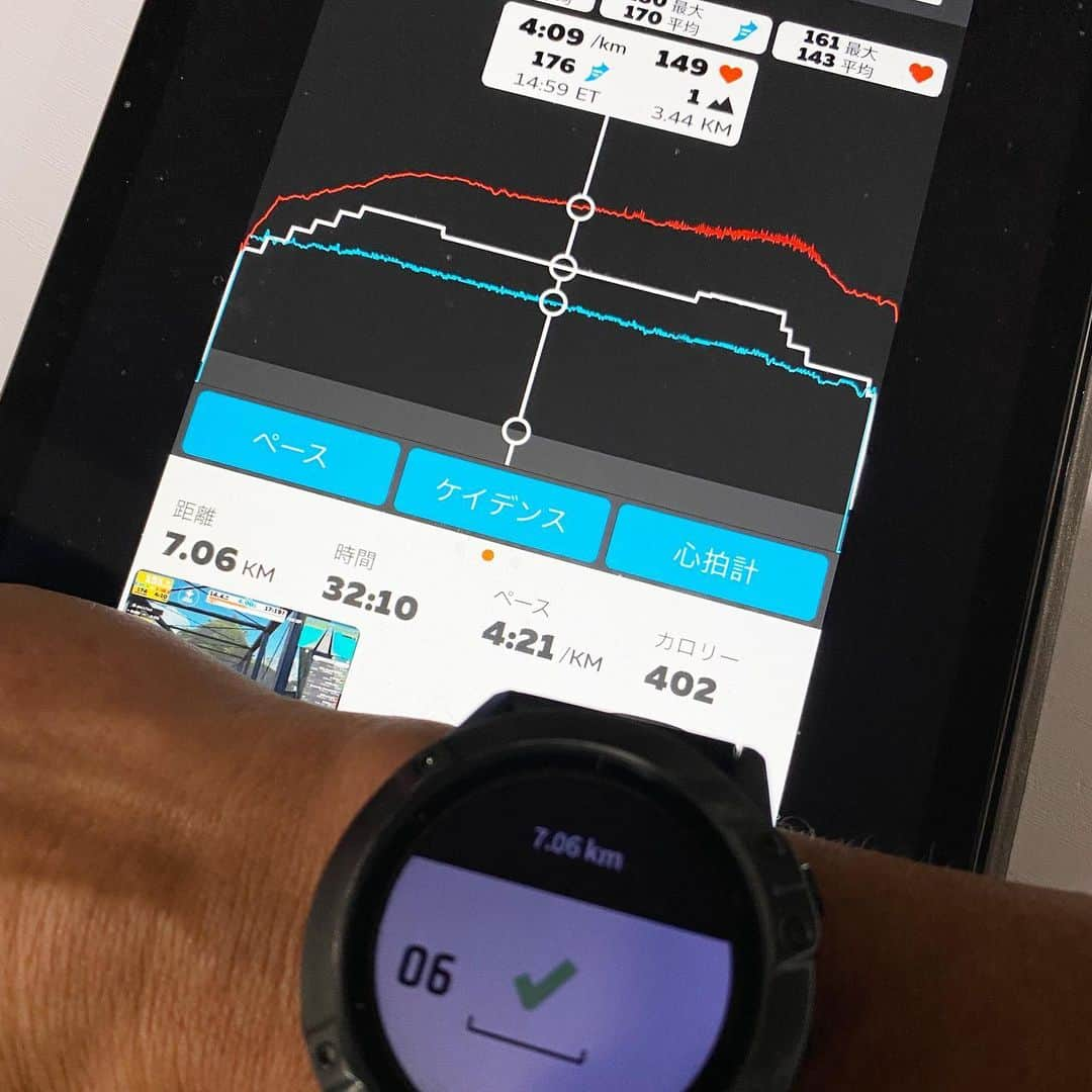 竹谷賢二さんのインスタグラム写真 - (竹谷賢二Instagram)「フォームが変われば、動作が良くなれば同じスピードでの心拍数が下がる＝負担が減る＝持続可能！ #ランニング #トレッドミル  でのイコール条件と実走行との比較、同じペースでの心拍数低下で、ドンドン楽に走れるようになっていて、動画をアップしても多方面から走り方が良くなってますねと評価頂いている。 7月→12月の変化を比較動画にて、イラスト調加工とBGM追加とどうでもいいことを #imovie だとついw 今晩も二日間のプライベートキャンプでのコーチングライド240kmから帰り疲労感あれど、5kmを #東京チャレンジ マラソン ペースにて。 3'58"だと心拍数閾値だが、4'10"だと閾値下、それこそ #ironman レースでの心拍数同等で持続しやすい。 データは #garmin #fenix6xpro で記録しているが、#zwift ラン＝トレミスピードで校正して今後の比較しやすいように。 #工夫と改善で向上を #コナチャレ #トライアスロン #ホカオネオネ #トレーニング #ガーミン #セイスカイ #エンデュアライフ」12月4日 20時29分 - tktakeyakenji