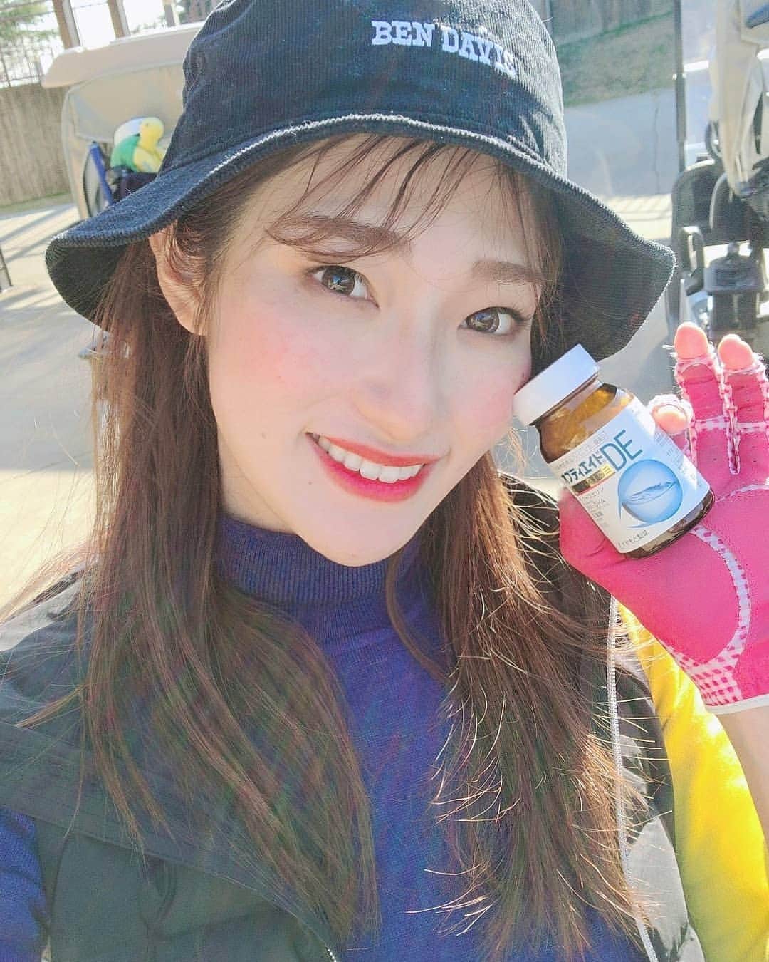 のインスタグラム：「こんばんは😊😊 卒業発表に暖かいコメントありがとう御座います✨✨ 今日は、初めて座間基地内のゴルフ場に行ってきましたー😊😊!!ここはパスポートがないと入れないしアメリカなんだけど、、アメリカみたいでたのしかった！（語彙力 さて、携帯や、パソコンなど、目を駆使する時間が多いわけですが、、（&コンタクト）生きた乳酸菌と涙に着目したサプリメント、オプティデイトDEを飲み始めました❄️❄️ 生きた乳酸菌WB2000、 ラクトフェリン（人の涙に含まれる鉄融合タンパク質） EPA・DHA （細胞膜を構成している成分のひとつで体内で作ることはできない。青魚などに多く含まれているもの） ルテイン（目の網膜に多く存在し、抗酸化作用を持つカロテノイドの一種。ほうれん草やブロッコリーなどの緑黄色野菜に多く含まれる成分です。） が含有しています☆ 1日2粒のんでます♫ #オプティエイド #わかもと製薬 #乳酸菌サプリ #おすすめサプリ #pr #トリドリベース#ゴルフ#ゴルフ女子 @wakamoto_de」