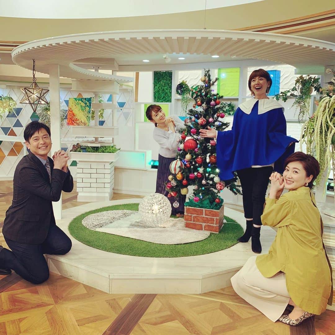 のインスタグラム：「本日もタダイマ！ @tadaima_rkb をご覧頂いた皆様、ありがとうございました😳 ここ3週分の写真をまとめて😜  本日は何人の人に「聖歌隊？！」と言われただろうか笑 ということで歌ってる風🗣  いろいろ着回しできちゃう鮮やかブルーのポンチョは　@kotty.bag のものです🥰  そろそろ大掃除始めなきゃな〜🧹🧼💦」