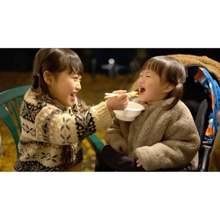 Kyooonのインスタグラム：「もう12月﻿。はやい。 ﻿ 豚汁で盛り上がる姉妹🎦﻿ 豚汁食べる前は次女ぐずぐずだったのになぁ🤣  ﻿ ﻿ もうみんな🎄🎁決まったかな〜？﻿ 我が家はまだです😂﻿ #姉妹#4歳差姉妹 ﻿ ﻿」
