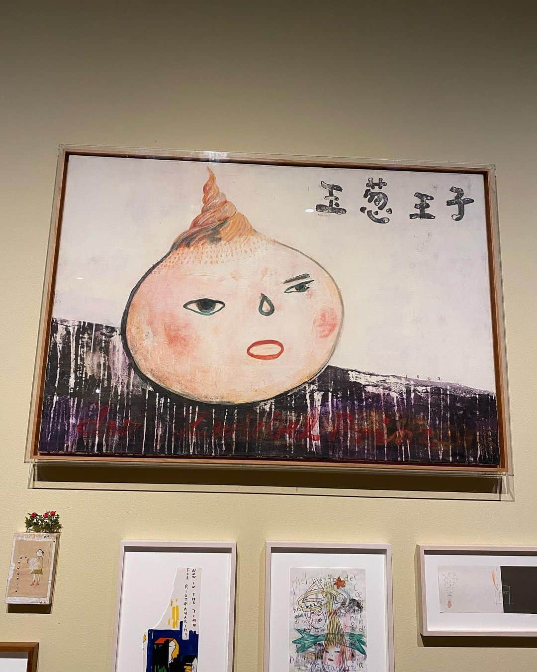 利咲さんのインスタグラム写真 - (利咲Instagram)「#STARS展 🌟🎨 #森美術館 @moriartmuseum   日本から海外で活躍する現代アーティストたちのエキシビション。 有名な方々ばかりまとめて見れる良い機会ですね！　 現代美術の歴史も辿れる。（現代美術の歴史ってなんか言葉的に不思議）  奈良さんコーナーが可愛すぎて奈良さんの写真だらけになってしまいました。 まろみを感じる作品たち。  村上隆さん、インスタに載せにくい？もっと攻めたアイロニカルな作品多かった。  以前、杉本博司さんの #はじまりの記憶 という映画を見たことがあって作品制作過程が凄いなと思ってましたが今回の作品静かだけど心打たれました。  リウファンさん、空間の使い方が非常にかっこいい。  言わずもがな草間彌生さんは安定でした。もっと色々見たかった。  キラキラの数字の作品は宮島達男さん。 命というコンセプトが良かった。  全部写真は載せきれませんでしたが それぞれの簡単な感想でした〜✯  出演アーティスト #草間彌生 #李禹煥（リ・ウファン） #宮島達男 #村上隆 #奈良美智 #杉本博司  #stars展現代芸術のスターたち日本から世界へ #sixcontemporaryartistsfromjapantotheworld #moriartmuseum #morimuseum #takashimurakami #yoshitomonara #yayoikusama #hiroshisugimoto #tatsuomiyajima #leeufan #リウファン #現代アート #現代美術 #modernart」12月4日 20時32分 - himeringo908