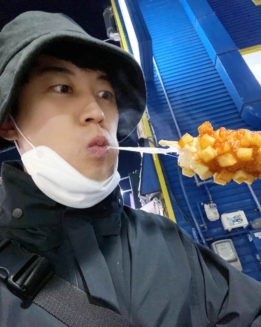 ジンソクのインスタグラム：「맛잇다 이거  #명량핫도그」