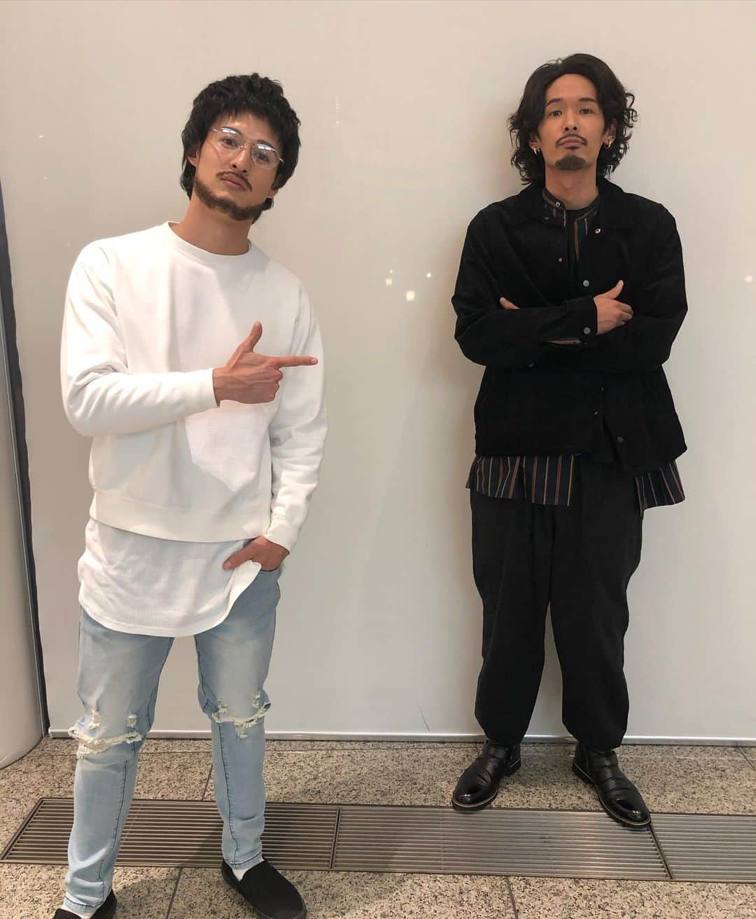 のインスタグラム：「#ものまね王座決定戦  に出演させていただきました！！！ 今回もKing Gnuさんの「白日」をモノマネさせていただきました！！  結果は１回戦で虹色侍のずまさんに負けちゃいました。 でもこうしてまたしゅんさんと一緒にモノマネできて楽しかったです！！^ ^  観てくださったみなさま、ありがとうございました！！」