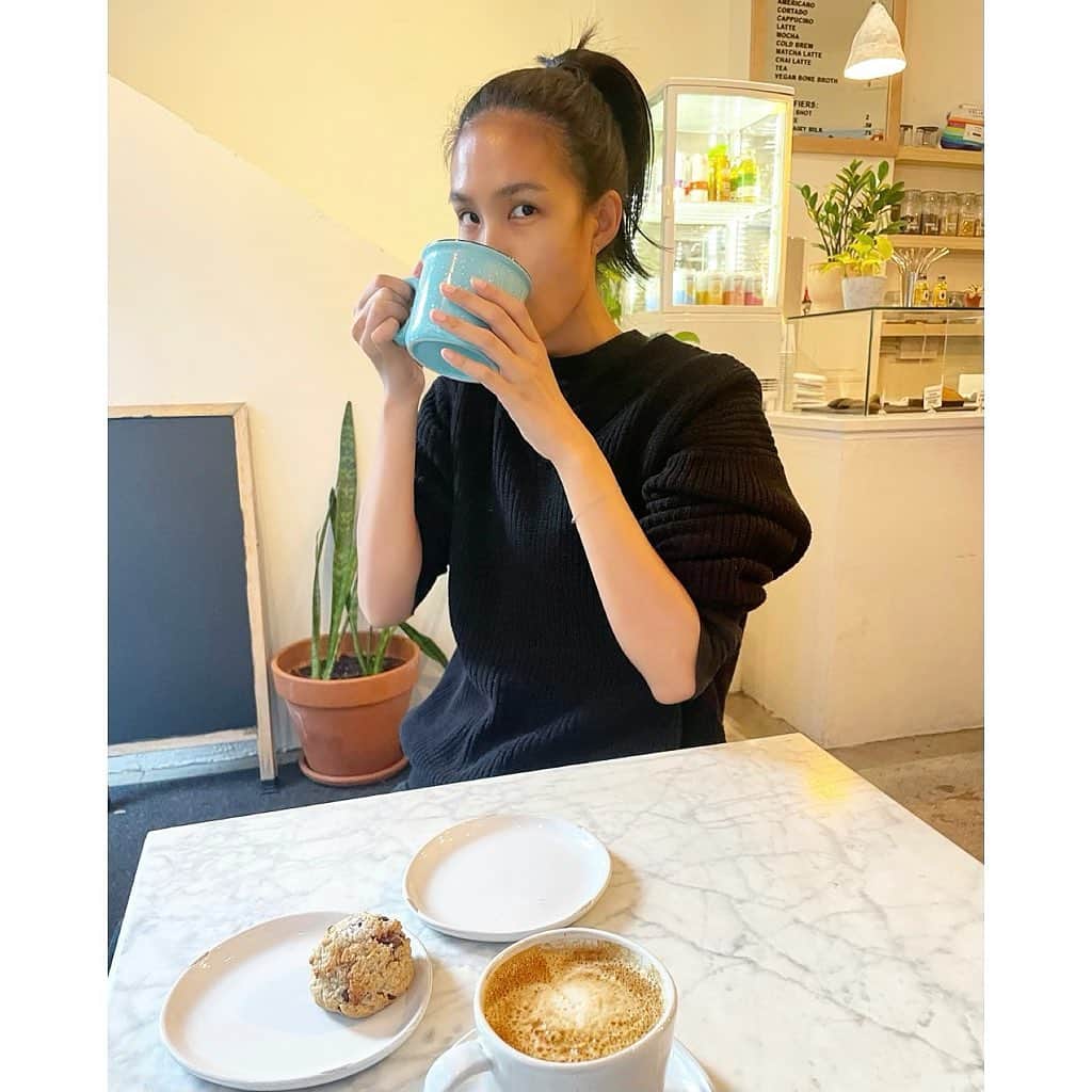 金原杏奈のインスタグラム：「My favorite spot @threejewelsnyc ☕️🔮 ・ ここは普段、ヨガやメディテーションのクラスを 行っていてカフェも併設されています。 コロナの影響でクラスはお休み中だけど 今日はミーティングでお邪魔して 美味しいチャイラテを飲みました♡ ・ 12月の忙しくなる時期、 年末に風邪を引かないためにも 日々のセルフケアを大切に！ ちょっとしたTipを @kitchenpharmacy の ポストでシェアしています👍🏻 見てくれたら嬉しいです😊 ・ #chai #cafe #newyork #ニューヨーク #お気に入り #カフェ」
