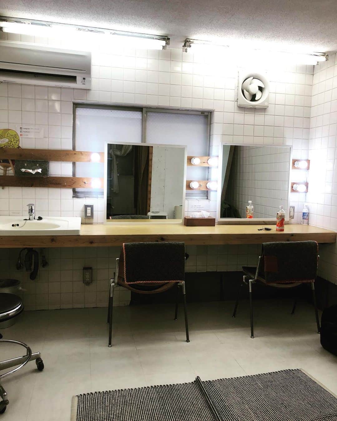 渡部幸也のインスタグラム：「昨日は都内ハウススタジオで、ヘアメイクのお仕事をして来ました☺️ 雰囲気の良いハウススタジオだったので、メイクルームも可愛くて良い感じでした✨  そして今日は明後日9時から22時まで、予約して完売本当にありがとうございます🙇 明日も完売でして、年末に向けて美容院も混んで来ています。 本当にコロナの世の中で、本当に感謝しかないです😭 ありがとうございます🙇  それでは、本日もよろしくお願いします。  riLLa 渡部幸也  #ヘアスタイル #ヘア #髪型 #ヘアカタログ #ヘアセット #くせ毛風パーマ #透明感カラー #hair #恵比寿美容院 #代官山美容室 #代官山美容院 #美容学生 #中目黒美容師 #恵比寿グルメ 美容師 #恵比寿美容師 #中目黒美容室 #中目黒美容院 #恵比寿美容室 #サロンモデル #中目黒ランチ #恵比寿ランチ #riLLa #中目黒 #代官山 #恵比寿 #猫 #ar_magazine #murua #riLLa中目黒  #猫のいる暮らし」