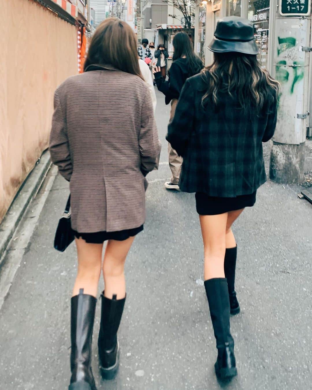 HANAEのインスタグラム：「_ 先月の新大久保会。 合流した瞬間みさとあやたん ニヤニヤしてると思ったら またかぶってた🤣 今月も楽しみ❤️ _ 📸: @zif_ayatan  #おそろいコーデ #コーデかぶり」