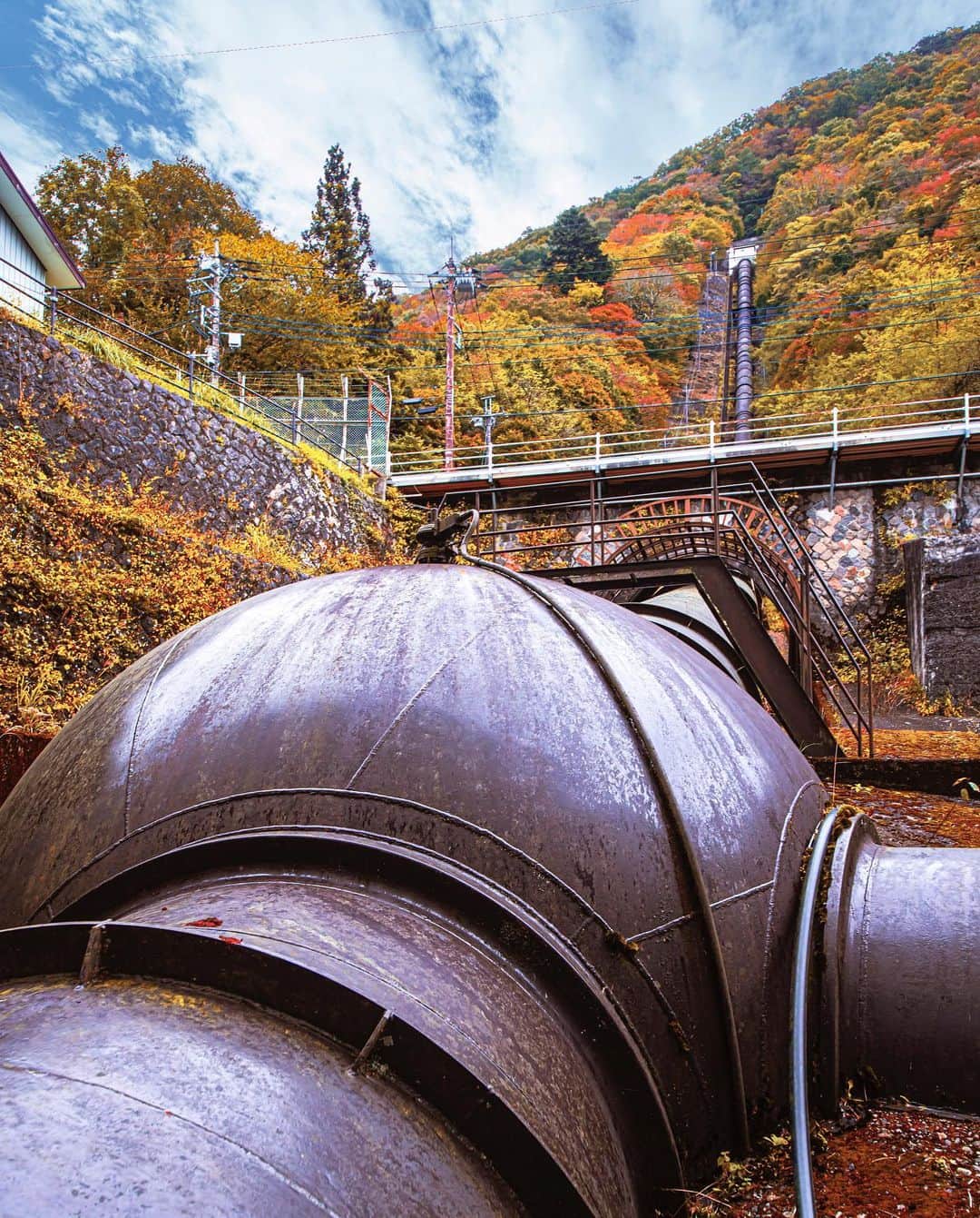 東京電力ホールディングス株式会社さんのインスタグラム写真 - (東京電力ホールディングス株式会社Instagram)「栗山発電所　水圧鉄管　分岐球(2020年10月撮影) Kuriyama Power Station Penstock 真ん丸お腹の分岐球で、ウエスト（最も長い内径）は4.3ｍあります。栗山発電所の水圧鉄管は、水量毎秒30トンもの水を運んでいます。  #東京電力 #東電 #tepco #栃木県 #tochigi #栗山発電所 #水力発電所 #発電所 #再生可能エネルギー #紅葉狩り #自然好き #日本の美しい風景 #日本風景 #日本の四季 #ファインダー越の風景 #誰かに見せたい景色 #見上げる #見上げる空 #青空と雲 #空のある風景 #情景 #大自然 #hydroelectric #renewableenergy #renewablepower #powerplant #powerstation #japansky #autumnleaves #pashadelic」12月4日 11時56分 - tepco.official