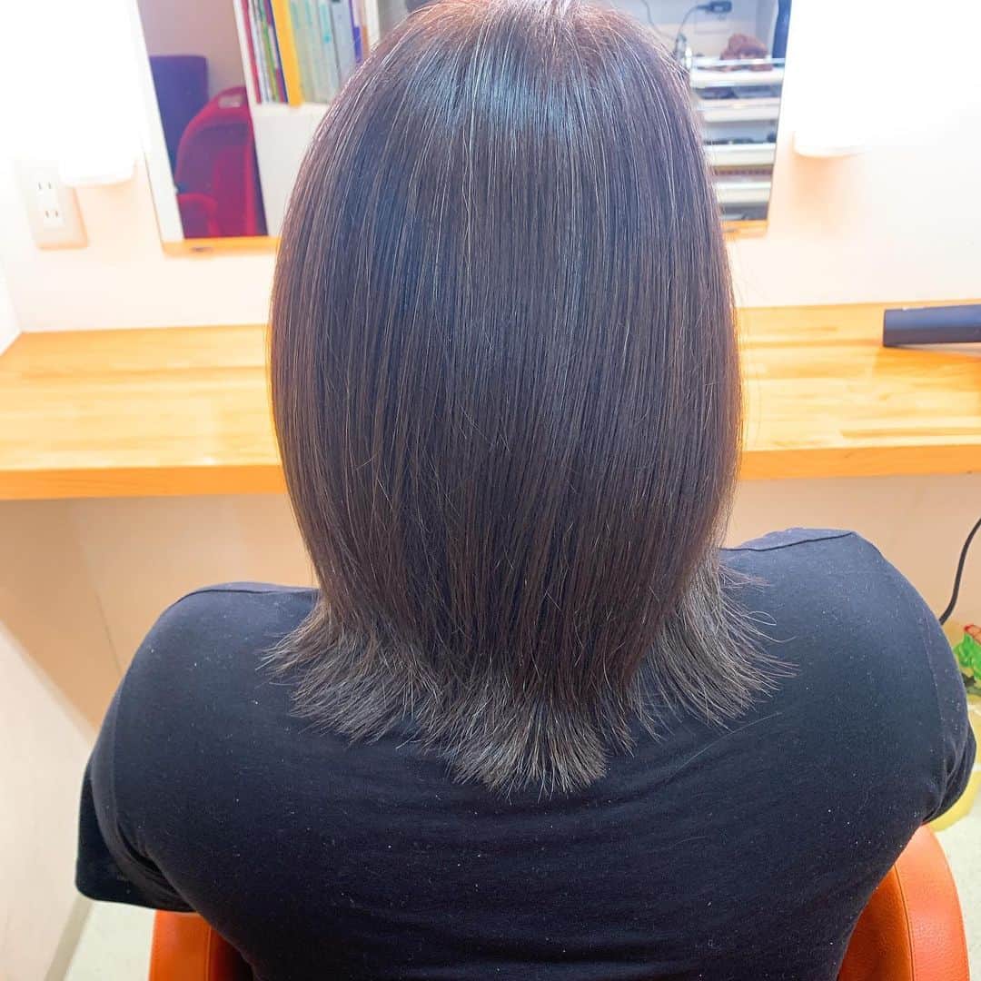 kiyoさんのインスタグラム写真 - (kiyoInstagram)「わかりやすいように撮ってもらった。この下にまだ髪の毛があったのか。。にしても後ろから見た頭のシルエットが姉にそっくり笑﻿ やっぱりこのドライヤーかっこえ..(もうええか)﻿ ﻿ あ、宣伝？になってしまうけど、RIO大阪心斎橋店はスタッフ大募集だそうですよー📣」12月4日 11時51分 - kiyo_keyboard
