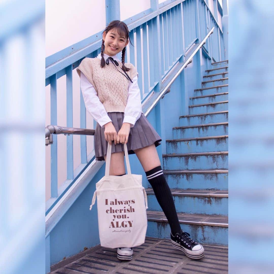 ニコ☆プチのインスタグラム：「12月号ふろく、みんなも使ってくれてるかな？😽 めめちは習字バッグとして使ってくれてる〜🧐 習い事バッグにもばっちりじゃん☺️  あやめは習字バッグに使ってます！ キュっ♡てしたら見た目も可愛いし 落し物をしなそうで嬉しい🤤💖 そのままなら大人っぽく使えそう‪‪❤︎‪‪❤︎‪‪❤︎ 墨と道具は先生のお家に置いてあるから 持って行くものがトートバッグにちょうど良い重さで お気に入りになりました( ᐡ. ̫ .ᐡ )  #ニコプチ #ニコプチふろく #プチモのふろくの使い方  #ニコプチふろくのある生活  #アルジー #ALGY #ふろく #川合菖蒲」