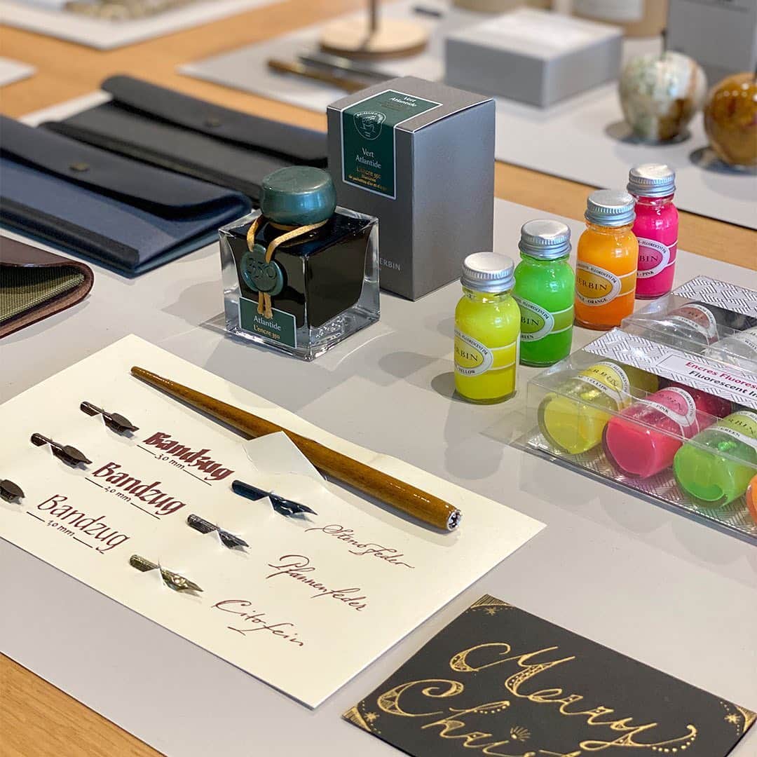 のインスタグラム：「. 2020 Christmas Gift Collection . JACQUES HERBIN アニバーサリーインク 350 1670年にパリで生まれたメゾン・エルバンの創立350周年を祝福したアニバーサリーインク。金と銀の微粒子を含む特別なコレクションです。 . カラーは、エルバンのインクを愛する世界中のクルーのインターネット投票によって決定しました。 . www.livingmotif.com #livingmotif #リビングモティーフ #store #tokyo #interior #interiordecoration #christmas #christmas2020 #christmasgift #クリスマス #クリスマスギフト #jacquesherbin #ink #calligraphy #インク #ジャックエルバン」