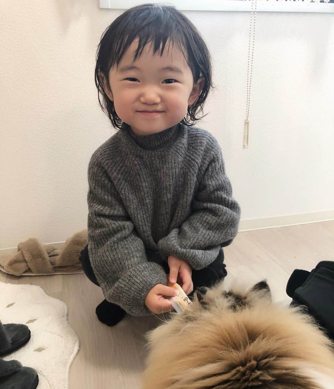 那須久美子のインスタグラム：「いいお顔😄  ネコ🐈ちゃんにチャウチュールあげれました😋💕  ZARAbabyのオーバーニットがかわいかった💕  髪は寝起きでボサボサ💦  @eyelist_hannah.shigeeda いつもありがと💕  いつもサイコーなマツエクをしてくれる人はこの方です↑💕  #2歳7ヶ月　#ママ美容師　#女の子ママ　#マツエク　#マツエクサロン　#ボリュームラッシュ　#新宿　#代々木　#猫好き　 #zarababy #zarakids #zara」