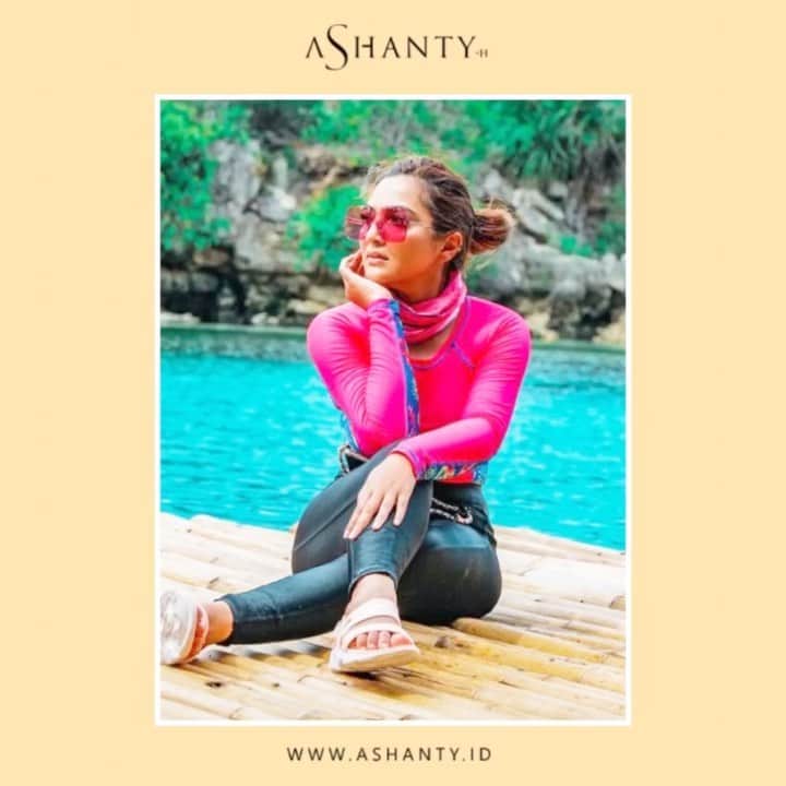 ASHANTY BEAUTY CREAM OFFICIALのインスタグラム：「Walaupun berda diluar ruangan daj terkena paparan sinar matahari langsung wajah bunda Ashanty selalu terlindungi dan tetap glowing, kenapa ? Karena Bunda Selalu menggunakan Day Cream by @ashantyid ✨  Lindungi kulit wajah dari paparan buruk sinar matahari, selalu gunakan Day Cream by Ashanty yang sudah mengandung SPF dan juga dapat digunakan sebagai alas bedak. Membuat wajah lebih glowing dan terlindungi ✨  _________________________________ Informasi dan pemesanan : WA: 081293823950 WA: 085781140354 WA: 081287388885 WA: 087778489900 FAST RESPONS CLICK LINK yang ada di Bio IG @ashantyid  _________________________________ #ashantybeautycosmetics #beauty #cosmetics #brandlocal #kosmetikhalal #makeup #kosmetikartis #ashanty #thehermansyah #beautyvlogger #jualkosmetikmurah #kosmetikmahal #kosmetikbagus #ashantyid #keluargaasix #ashantyhermansyah #mua」