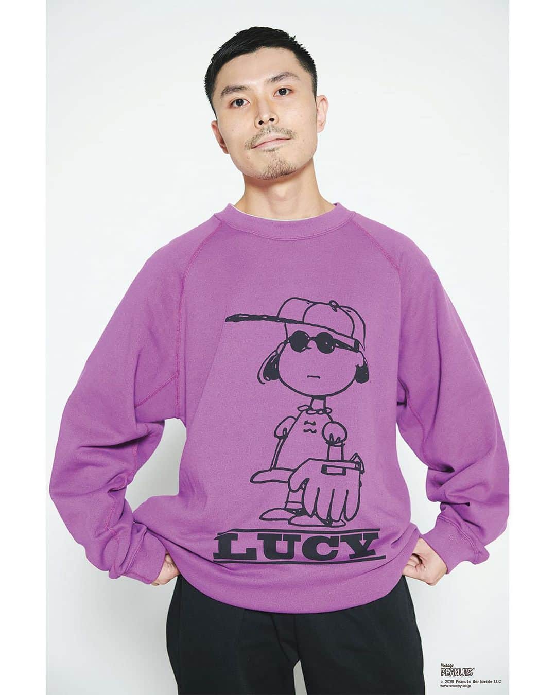 JOURNAL STANDARD relumeさんのインスタグラム写真 - (JOURNAL STANDARD relumeInstagram)「【特集公開】﻿ ﻿ WEAR THE NEW STANDARD 新しい日常を、新しい服と。﻿ vol.4 「ピーナッツ」スウェットで 冬のデイリースタイルをハッピーに！﻿ ﻿ 仕事のスタイル、移動手段、住む場所、家族と過ごす時間…etc.﻿ ライフスタイルの変化によっていろんなコトがミニマライズされている今こそ、必要なのは自分の暮らしとしっかり向き合える「服」。﻿ ﻿ そこでこの秋冬、JOURNAL STANDARD relumeでは新しい日常をより良く過ごすための「ニューノーマル・ワードローブ」の数々を提案。﻿ ﻿ 連載第4回は、チャールズ・M・シュルツによる世界的漫画『ピーナッツ』とコラボレーションした「ピーナッツ×スポーツウェア バイ レリューム」のスウェットをフィーチャー。﻿ ﻿ バリエーション豊かに揃ったスペシャルなアイテムの数々を、レリュームのショップスタッフ12人が思い思いのテイストで自由に着こなします。﻿ ﻿ 今っぽいユルさがありながらも普遍的、それでいて着るだけで楽しげな気分にさせてくれるコレクション。﻿ ﻿ スタイリングの醍醐味は、色、絵柄を選ぶところからすでに始まっています！﻿ ﻿ ﻿ Photo_Takemi Yabuki(W)﻿ Styling_Shuhei Yoshida﻿ Edit&Text_Kai Tokuhara﻿ ﻿ ﻿ #peanuts﻿ #sportswear﻿ #charliebrown﻿ #チャーリーブラウン﻿ #lucy﻿ #ルーシー﻿ #woodstock﻿ #ウッドストック﻿ #ピーナッツ﻿ #snoopy﻿ #スヌーピー﻿ #sweatshirt﻿ #vintagelike﻿ #journalstandardrelume﻿ #relume﻿ #unisex﻿ #relume_unisex﻿ #relume_casual﻿ #relume_basic﻿ #baycrews」12月4日 12時00分 - js_relume