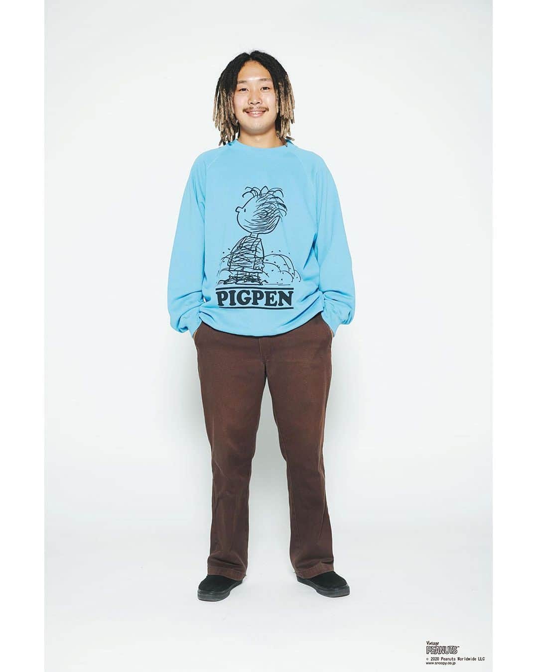 JOURNAL STANDARD relumeさんのインスタグラム写真 - (JOURNAL STANDARD relumeInstagram)「【特集公開】﻿ ﻿ WEAR THE NEW STANDARD 新しい日常を、新しい服と。﻿ vol.4 「ピーナッツ」スウェットで 冬のデイリースタイルをハッピーに！﻿ ﻿ 仕事のスタイル、移動手段、住む場所、家族と過ごす時間…etc.﻿ ライフスタイルの変化によっていろんなコトがミニマライズされている今こそ、必要なのは自分の暮らしとしっかり向き合える「服」。﻿ ﻿ そこでこの秋冬、JOURNAL STANDARD relumeでは新しい日常をより良く過ごすための「ニューノーマル・ワードローブ」の数々を提案。﻿ ﻿ 連載第4回は、チャールズ・M・シュルツによる世界的漫画『ピーナッツ』とコラボレーションした「ピーナッツ×スポーツウェア バイ レリューム」のスウェットをフィーチャー。﻿ ﻿ バリエーション豊かに揃ったスペシャルなアイテムの数々を、レリュームのショップスタッフ12人が思い思いのテイストで自由に着こなします。﻿ ﻿ 今っぽいユルさがありながらも普遍的、それでいて着るだけで楽しげな気分にさせてくれるコレクション。﻿ ﻿ スタイリングの醍醐味は、色、絵柄を選ぶところからすでに始まっています！﻿ ﻿ ﻿ Photo_Takemi Yabuki(W)﻿ Styling_Shuhei Yoshida﻿ Edit&Text_Kai Tokuhara﻿ ﻿ ﻿ #peanuts﻿ #sportswear﻿ #charliebrown﻿ #チャーリーブラウン﻿ #lucy﻿ #ルーシー﻿ #woodstock﻿ #ウッドストック﻿ #ピーナッツ﻿ #snoopy﻿ #スヌーピー﻿ #sweatshirt﻿ #vintagelike﻿ #journalstandardrelume﻿ #relume﻿ #unisex﻿ #relume_unisex﻿ #relume_casual﻿ #relume_basic﻿ #baycrews」12月4日 12時00分 - js_relume