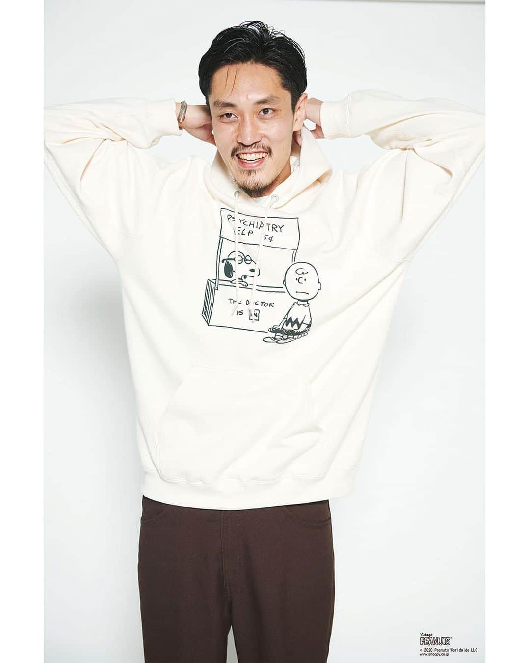 JOURNAL STANDARD relumeさんのインスタグラム写真 - (JOURNAL STANDARD relumeInstagram)「【特集公開】﻿ ﻿ WEAR THE NEW STANDARD 新しい日常を、新しい服と。﻿ vol.4 「ピーナッツ」スウェットで 冬のデイリースタイルをハッピーに！﻿ ﻿ 仕事のスタイル、移動手段、住む場所、家族と過ごす時間…etc.﻿ ライフスタイルの変化によっていろんなコトがミニマライズされている今こそ、必要なのは自分の暮らしとしっかり向き合える「服」。﻿ ﻿ そこでこの秋冬、JOURNAL STANDARD relumeでは新しい日常をより良く過ごすための「ニューノーマル・ワードローブ」の数々を提案。﻿ ﻿ 連載第4回は、チャールズ・M・シュルツによる世界的漫画『ピーナッツ』とコラボレーションした「ピーナッツ×スポーツウェア バイ レリューム」のスウェットをフィーチャー。﻿ ﻿ バリエーション豊かに揃ったスペシャルなアイテムの数々を、レリュームのショップスタッフ12人が思い思いのテイストで自由に着こなします。﻿ ﻿ 今っぽいユルさがありながらも普遍的、それでいて着るだけで楽しげな気分にさせてくれるコレクション。﻿ ﻿ スタイリングの醍醐味は、色、絵柄を選ぶところからすでに始まっています！﻿ ﻿ ﻿ Photo_Takemi Yabuki(W)﻿ Styling_Shuhei Yoshida﻿ Edit&Text_Kai Tokuhara﻿ ﻿ ﻿ #peanuts﻿ #sportswear﻿ #charliebrown﻿ #チャーリーブラウン﻿ #lucy﻿ #ルーシー﻿ #woodstock﻿ #ウッドストック﻿ #ピーナッツ﻿ #snoopy﻿ #スヌーピー﻿ #sweatshirt﻿ #vintagelike﻿ #journalstandardrelume﻿ #relume﻿ #unisex﻿ #relume_unisex﻿ #relume_casual﻿ #relume_basic﻿ #baycrews」12月4日 12時00分 - js_relume