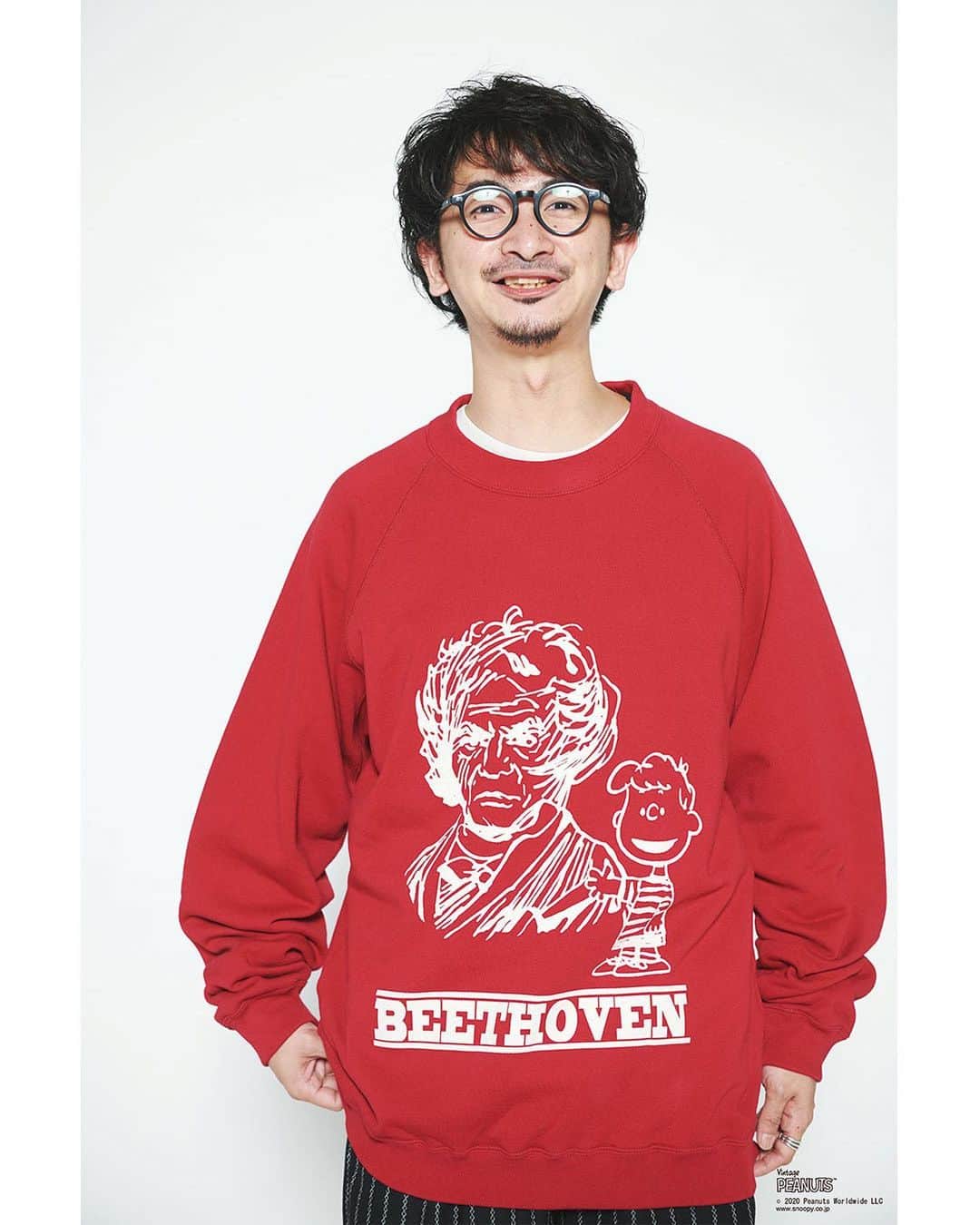 JOURNAL STANDARD relumeさんのインスタグラム写真 - (JOURNAL STANDARD relumeInstagram)「【特集公開】﻿ ﻿ WEAR THE NEW STANDARD 新しい日常を、新しい服と。﻿ vol.4 「ピーナッツ」スウェットで 冬のデイリースタイルをハッピーに！﻿ ﻿ 仕事のスタイル、移動手段、住む場所、家族と過ごす時間…etc.﻿ ライフスタイルの変化によっていろんなコトがミニマライズされている今こそ、必要なのは自分の暮らしとしっかり向き合える「服」。﻿ ﻿ そこでこの秋冬、JOURNAL STANDARD relumeでは新しい日常をより良く過ごすための「ニューノーマル・ワードローブ」の数々を提案。﻿ ﻿ 連載第4回は、チャールズ・M・シュルツによる世界的漫画『ピーナッツ』とコラボレーションした「ピーナッツ×スポーツウェア バイ レリューム」のスウェットをフィーチャー。﻿ ﻿ バリエーション豊かに揃ったスペシャルなアイテムの数々を、レリュームのショップスタッフ12人が思い思いのテイストで自由に着こなします。﻿ ﻿ 今っぽいユルさがありながらも普遍的、それでいて着るだけで楽しげな気分にさせてくれるコレクション。﻿ ﻿ スタイリングの醍醐味は、色、絵柄を選ぶところからすでに始まっています！﻿ ﻿ ﻿ Photo_Takemi Yabuki(W)﻿ Styling_Shuhei Yoshida﻿ Edit&Text_Kai Tokuhara﻿ ﻿ ﻿ #peanuts﻿ #sportswear﻿ #charliebrown﻿ #チャーリーブラウン﻿ #lucy﻿ #ルーシー﻿ #woodstock﻿ #ウッドストック﻿ #ピーナッツ﻿ #snoopy﻿ #スヌーピー﻿ #sweatshirt﻿ #vintagelike﻿ #journalstandardrelume﻿ #relume﻿ #unisex﻿ #relume_unisex﻿ #relume_casual﻿ #relume_basic﻿ #baycrews」12月4日 12時00分 - js_relume