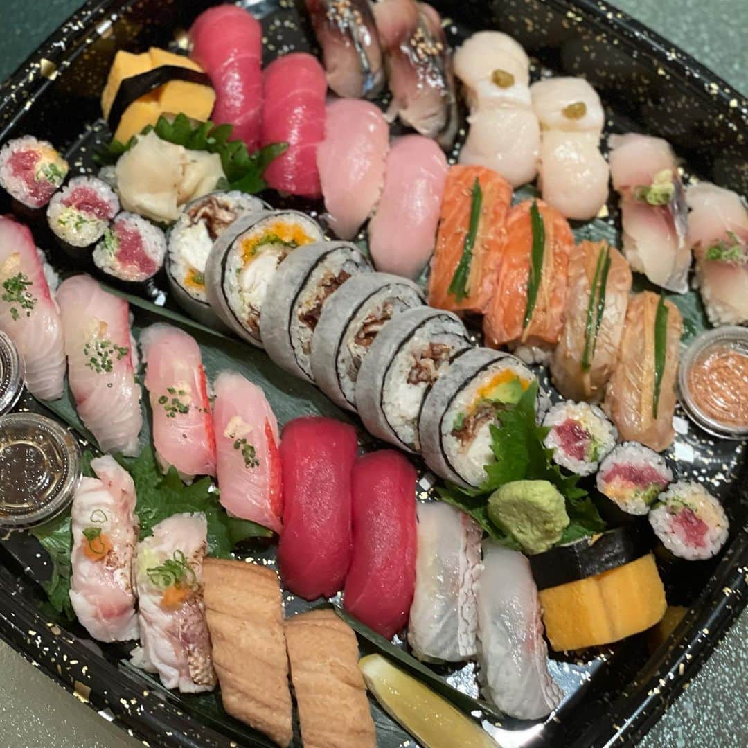 のインスタグラム：「Sushi takeout 🍣🍣. @matsuhisabeverlyhills  #stayhome #takeout」